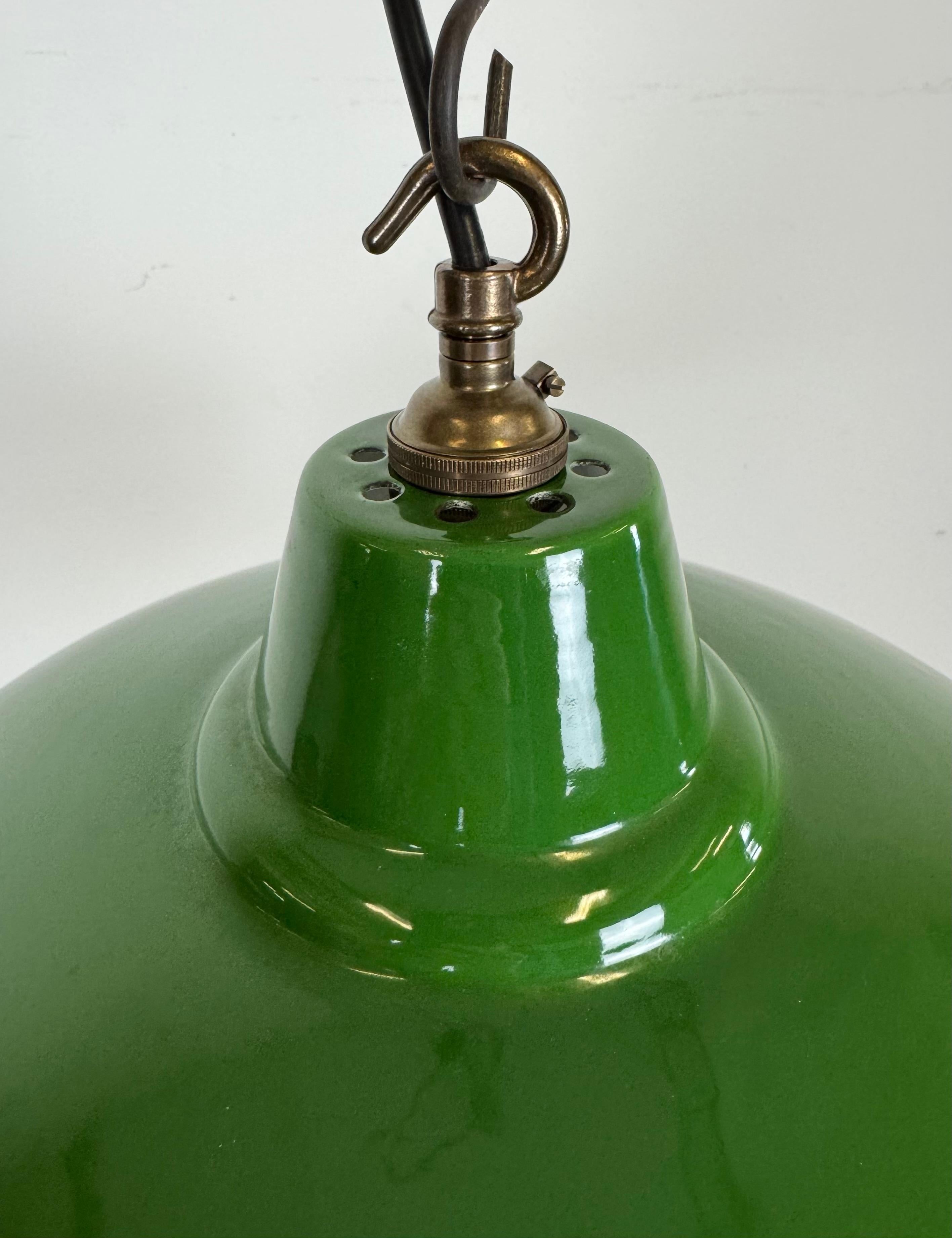 Lampada a sospensione industriale britannica a smalto verde, anni '60 in vendita 2