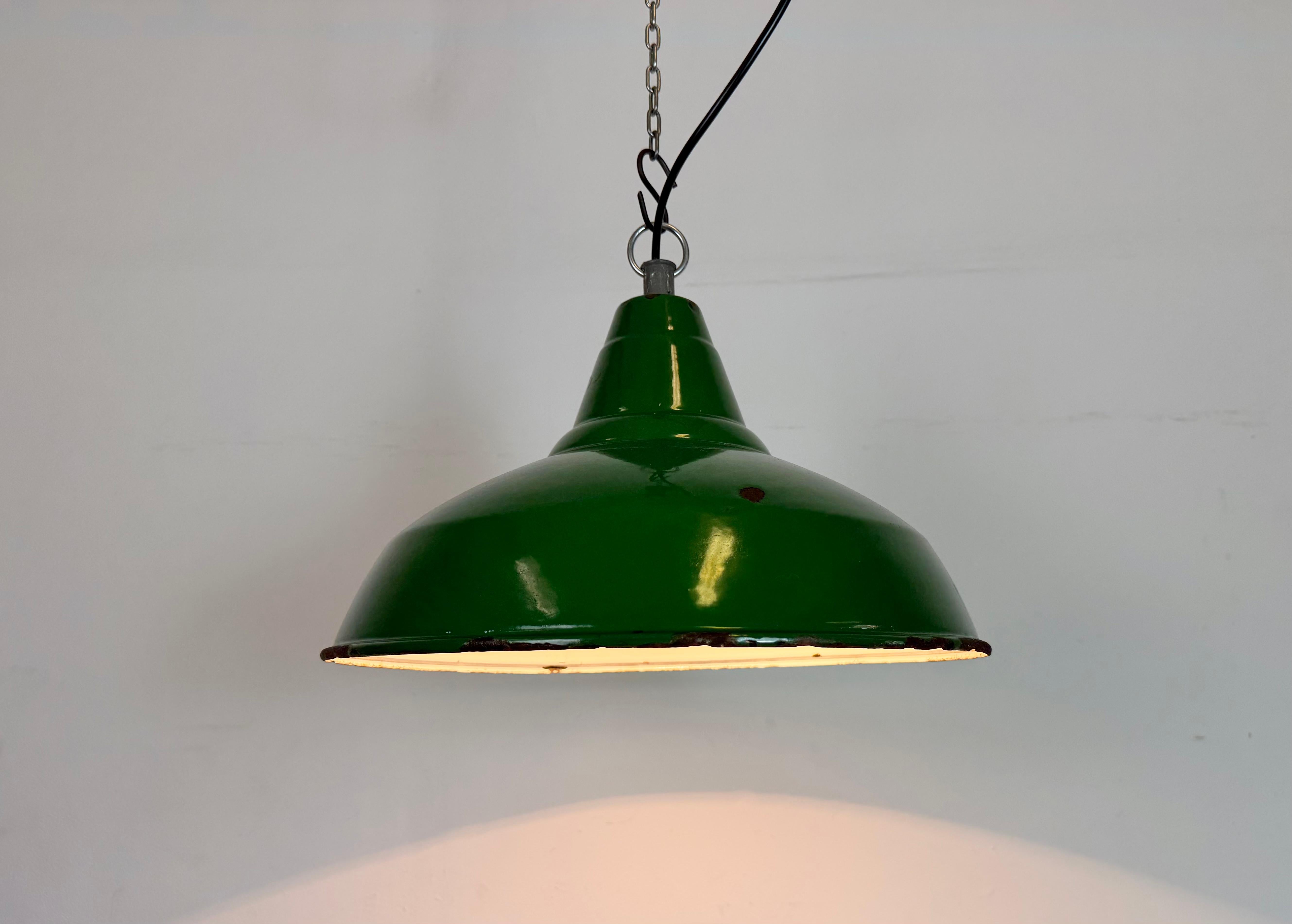 Lampada a sospensione industriale britannica a smalto verde, anni '1960 in vendita 2