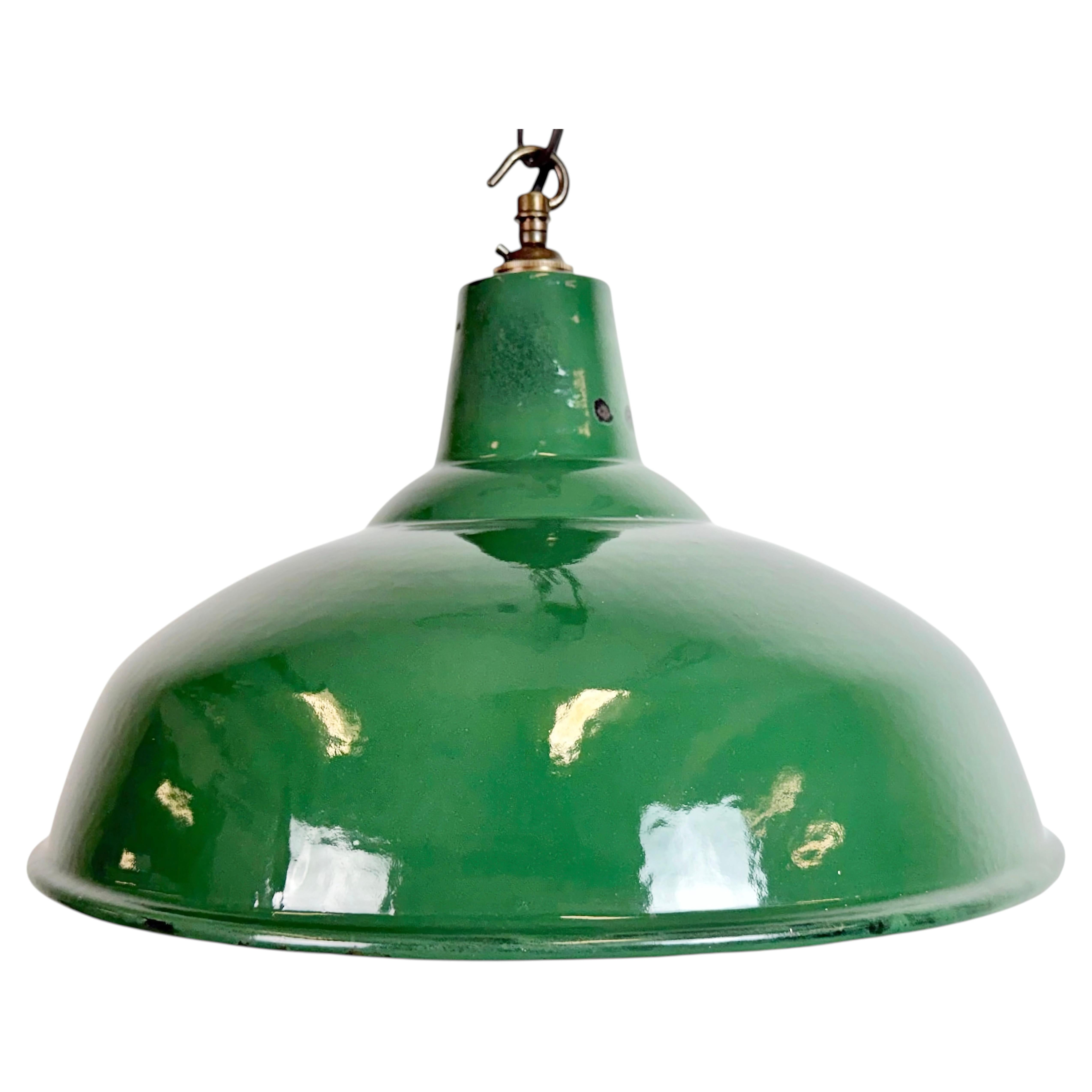 Lampada a sospensione industriale britannica a smalto verde, anni '1960 in vendita