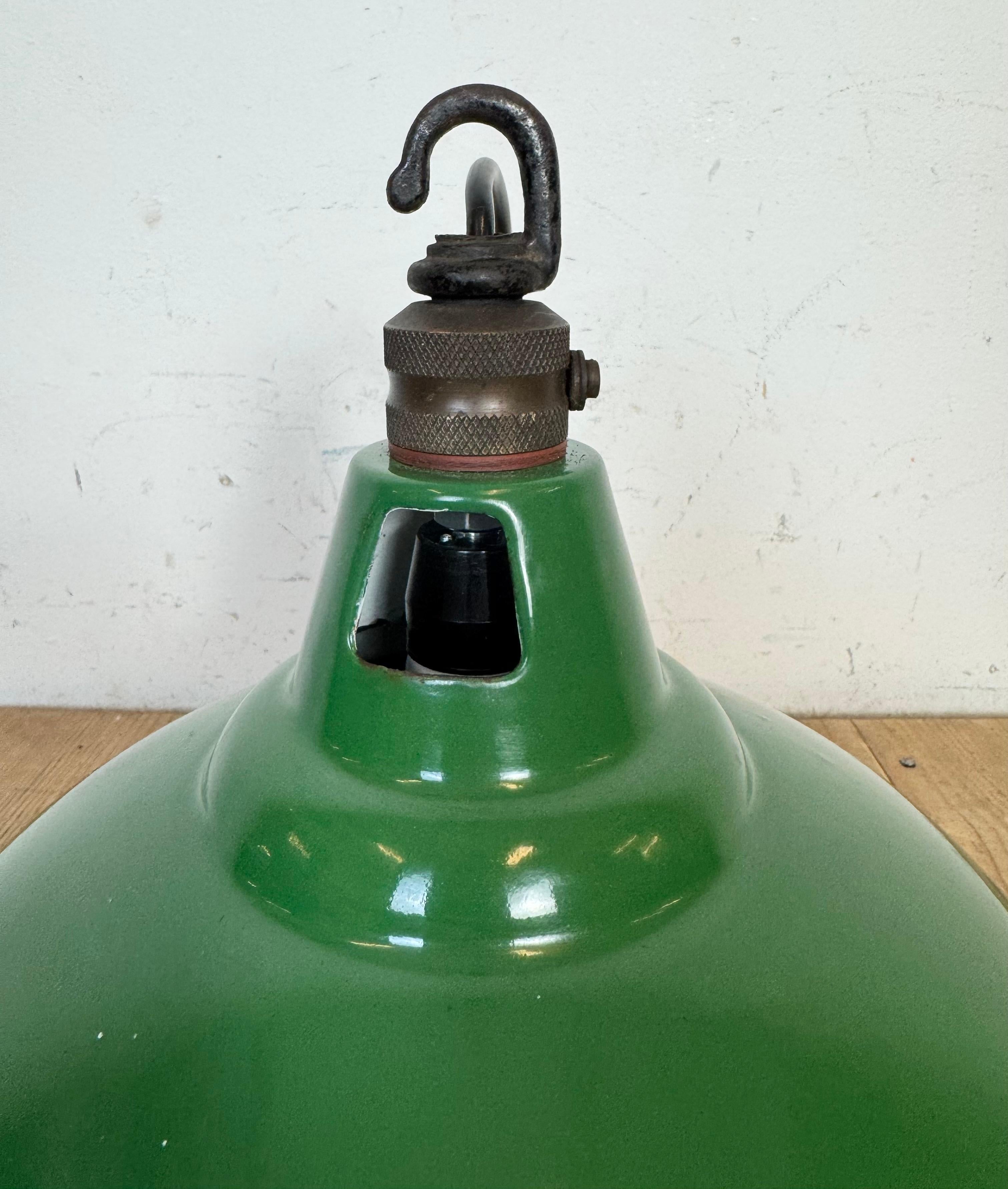 Industrial British Green Enamel Factory Pendant Lamp from Maxlume, 1960s For Sale 10