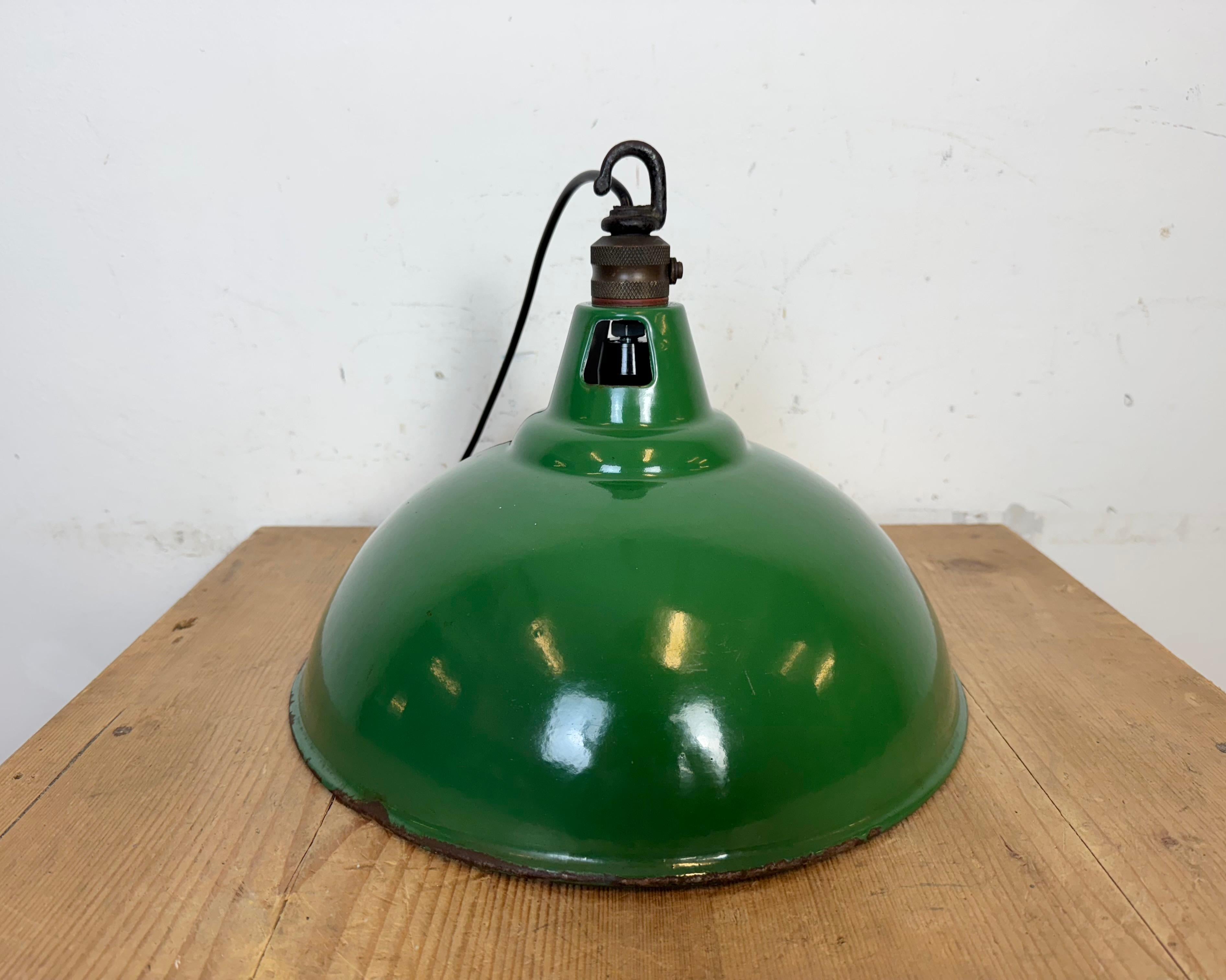 Industrial British Green Enamel Factory Pendant Lamp from Maxlume, 1960s For Sale 11