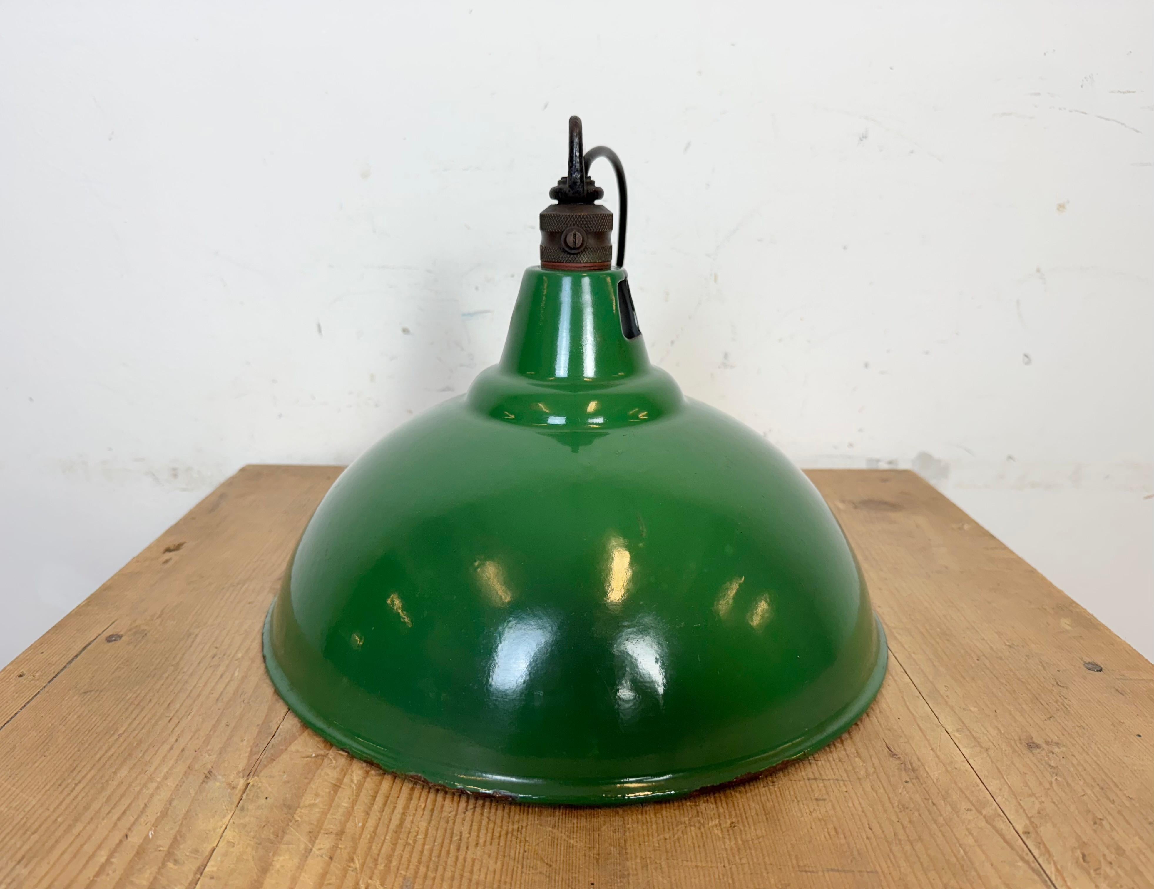 Industrial British Green Enamel Factory Pendant Lamp from Maxlume, 1960s For Sale 15