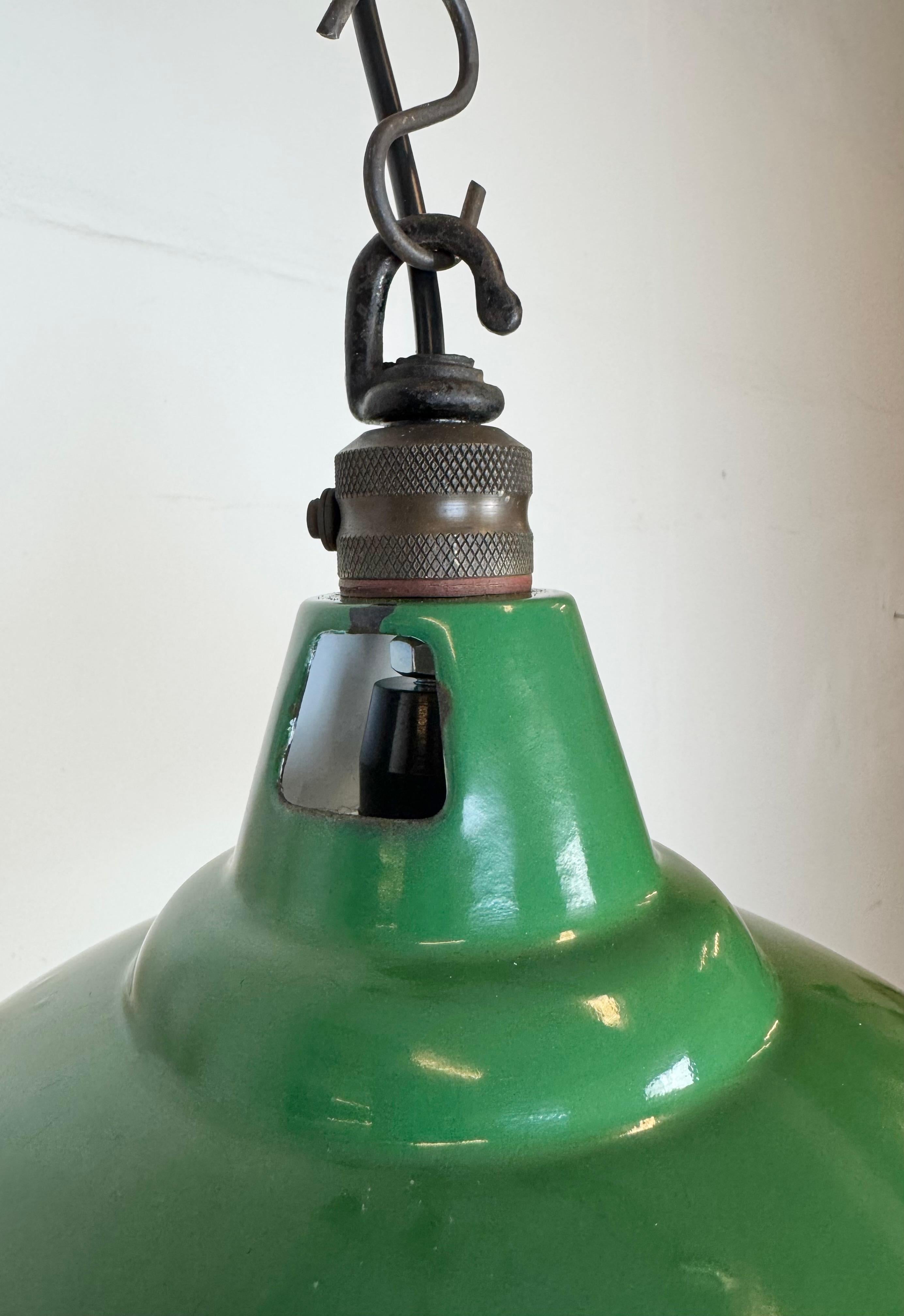 Industrial British Green Enamel Factory Pendant Lamp from Maxlume, 1960s For Sale 1