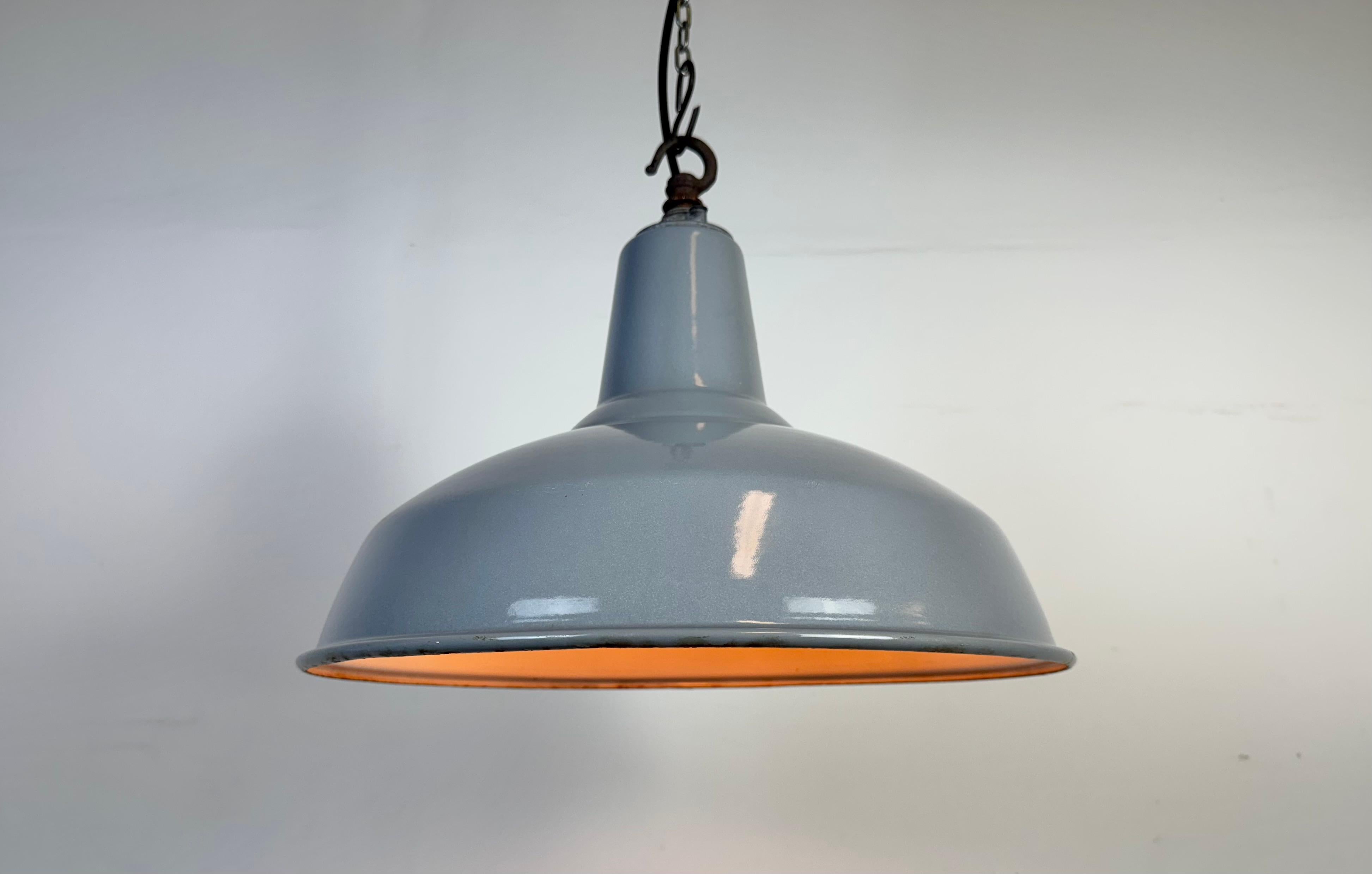 Lampe suspendue industrielle britannique en émail gris, années 1960 en vente 3