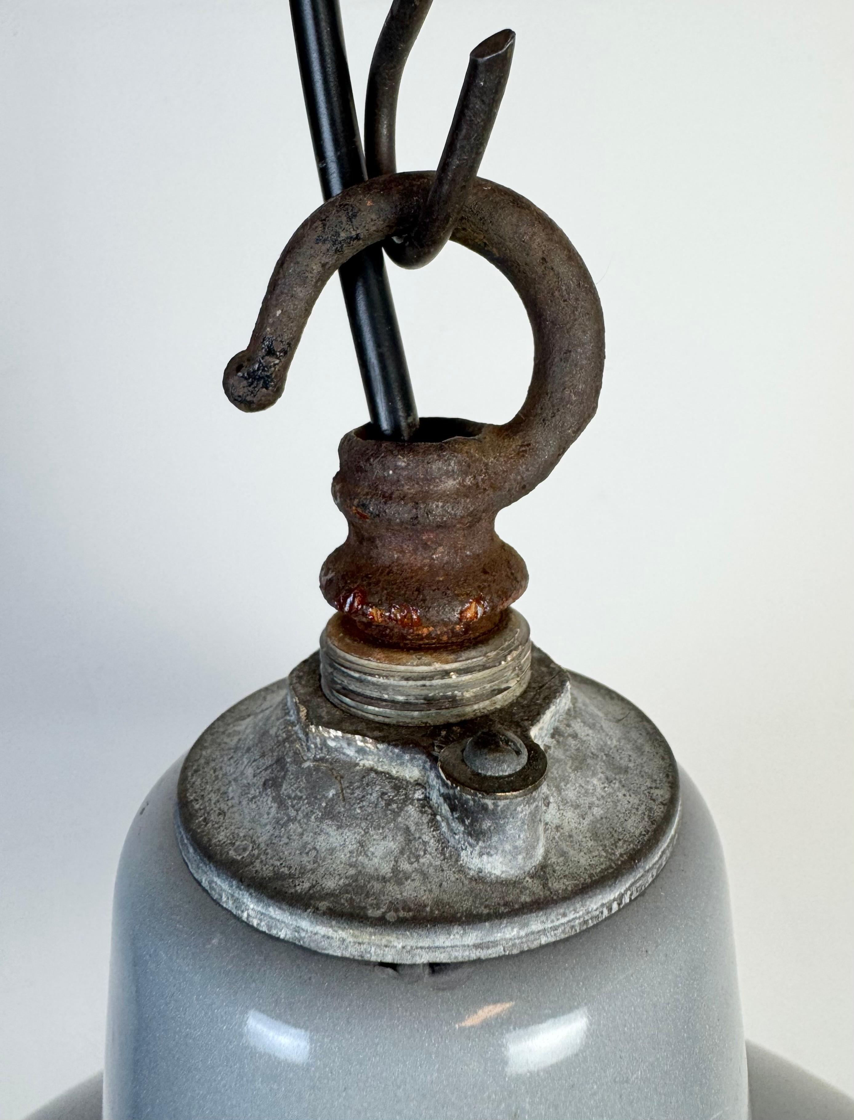 Lampe suspendue industrielle britannique en émail gris, années 1960 en vente 4