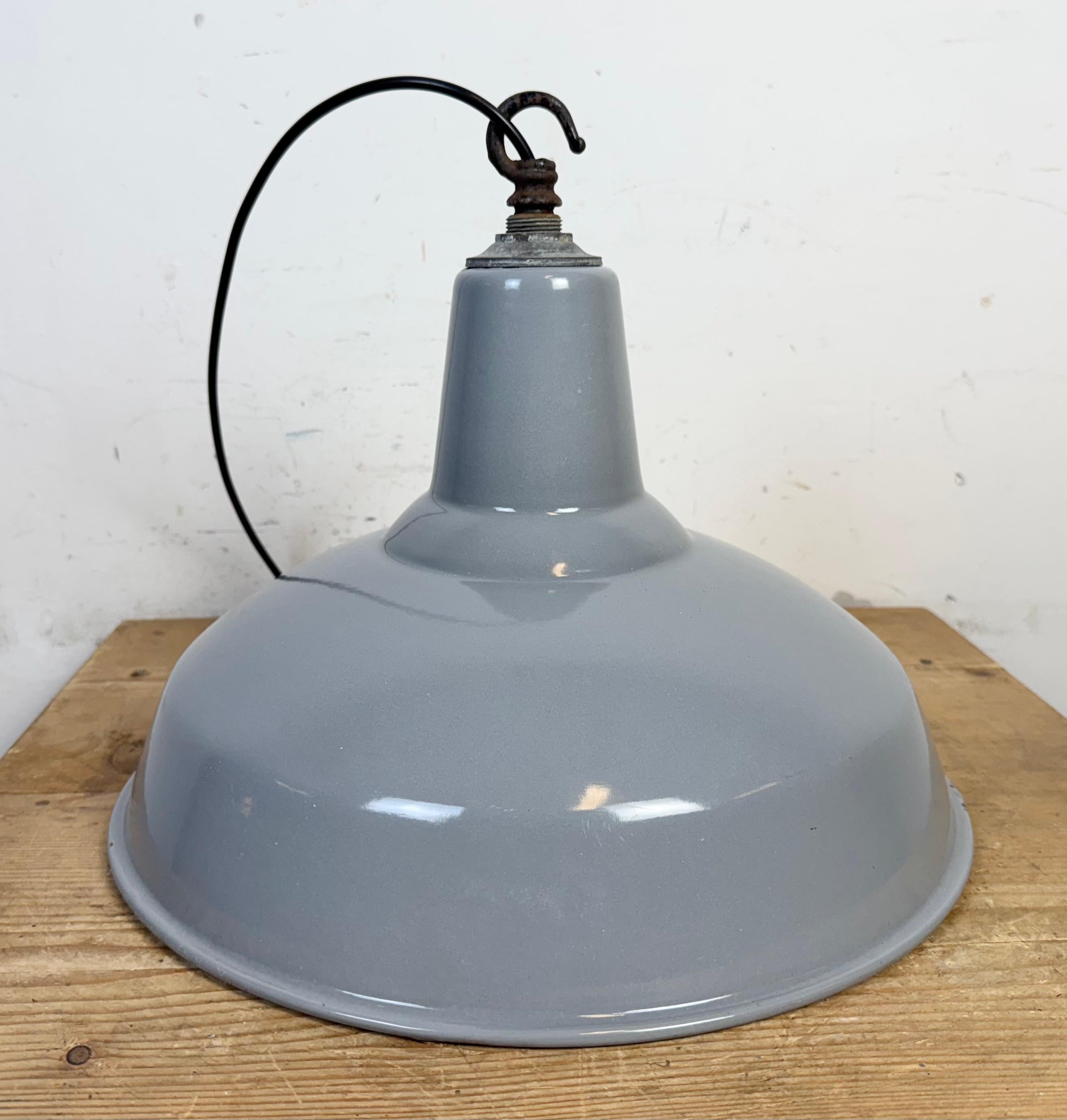 Lampe suspendue industrielle britannique en émail gris, années 1960 en vente 5