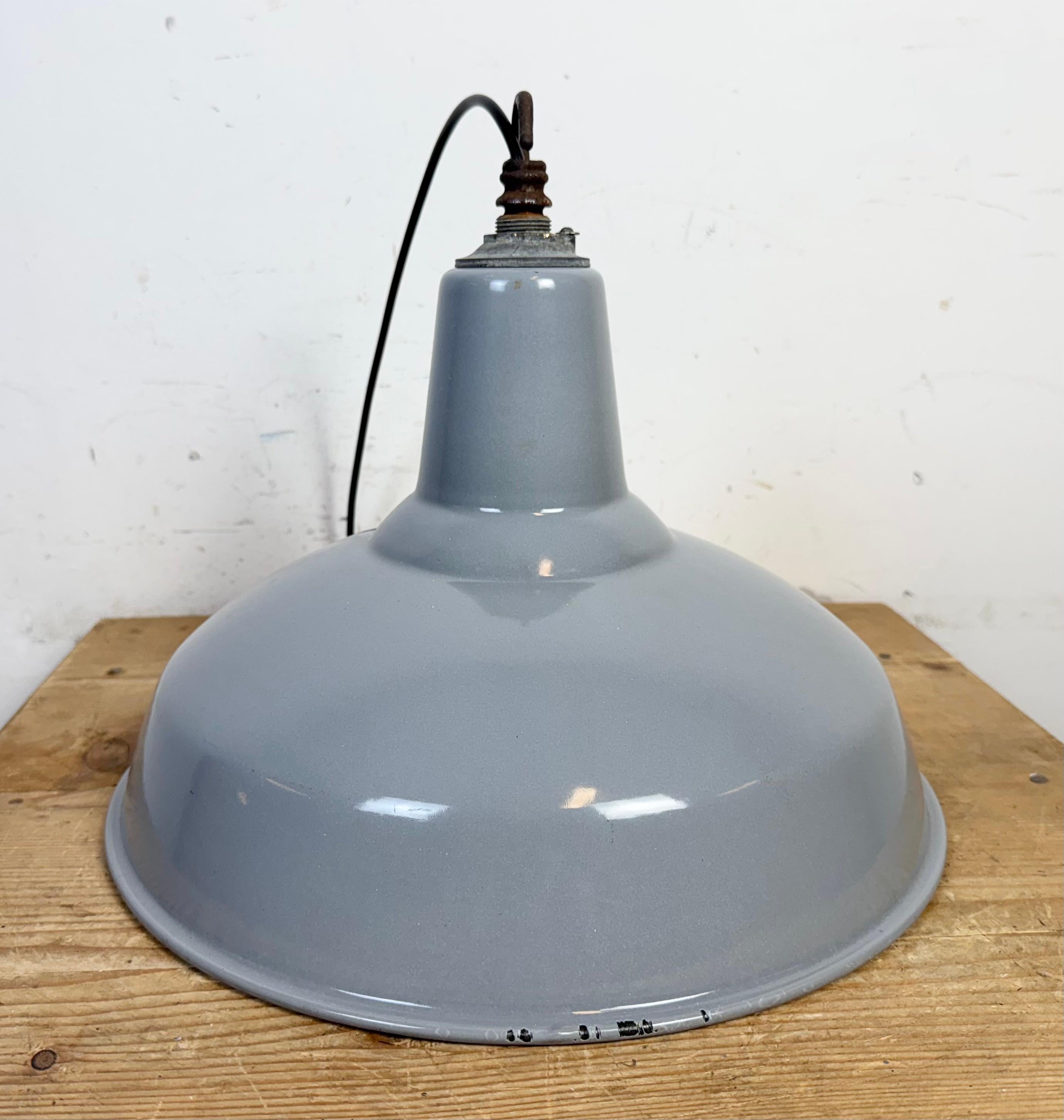 Lampe suspendue industrielle britannique en émail gris, années 1960 en vente 6