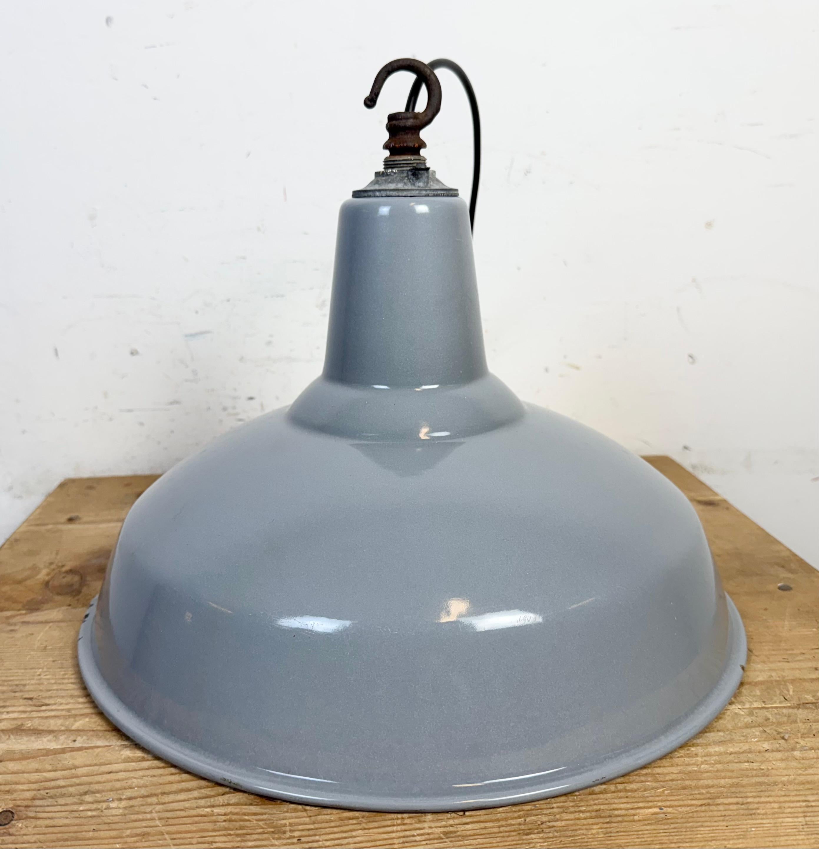 Lampe suspendue industrielle britannique en émail gris, années 1960 en vente 7