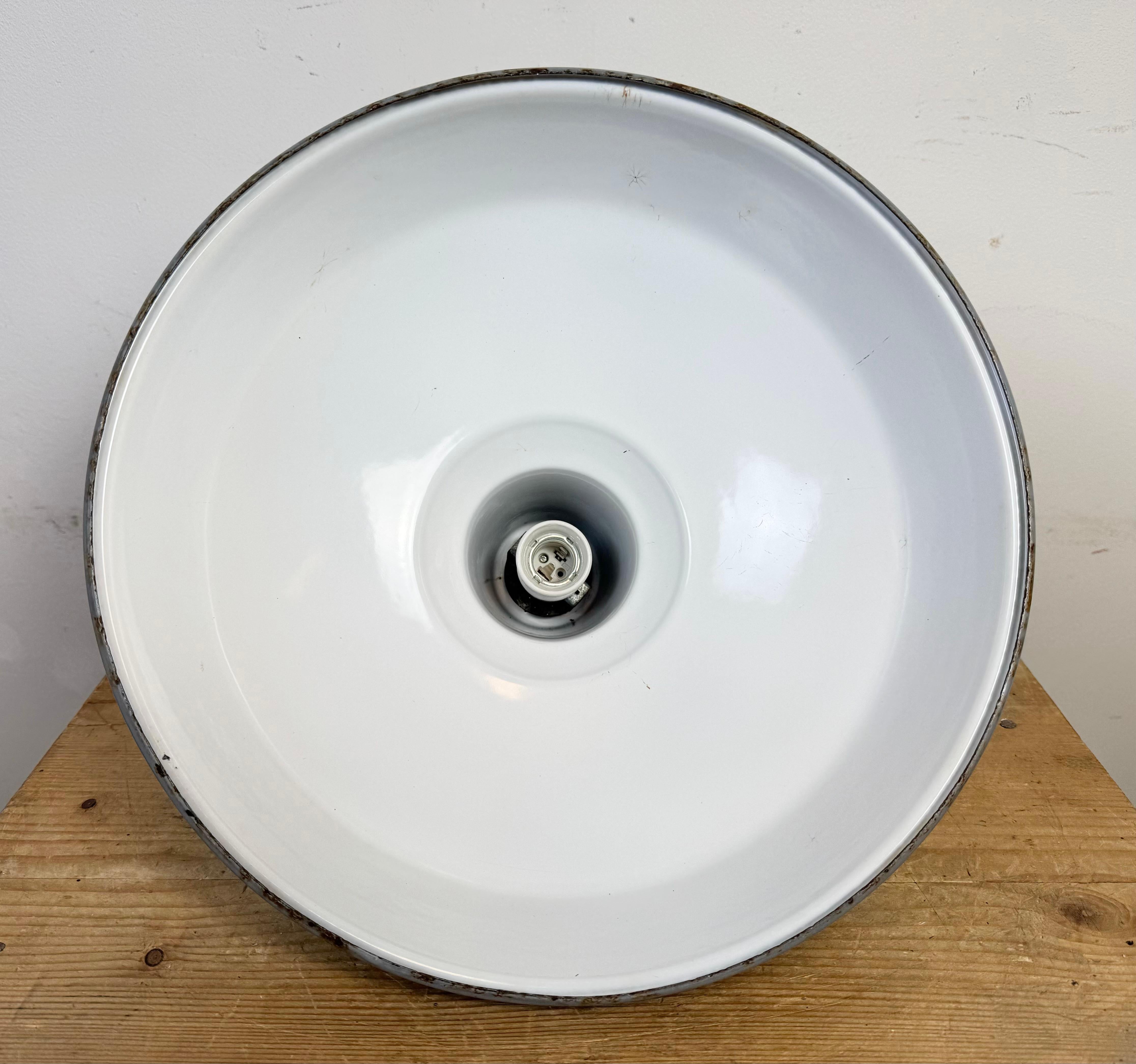 Lampe suspendue industrielle britannique en émail gris, années 1960 en vente 8