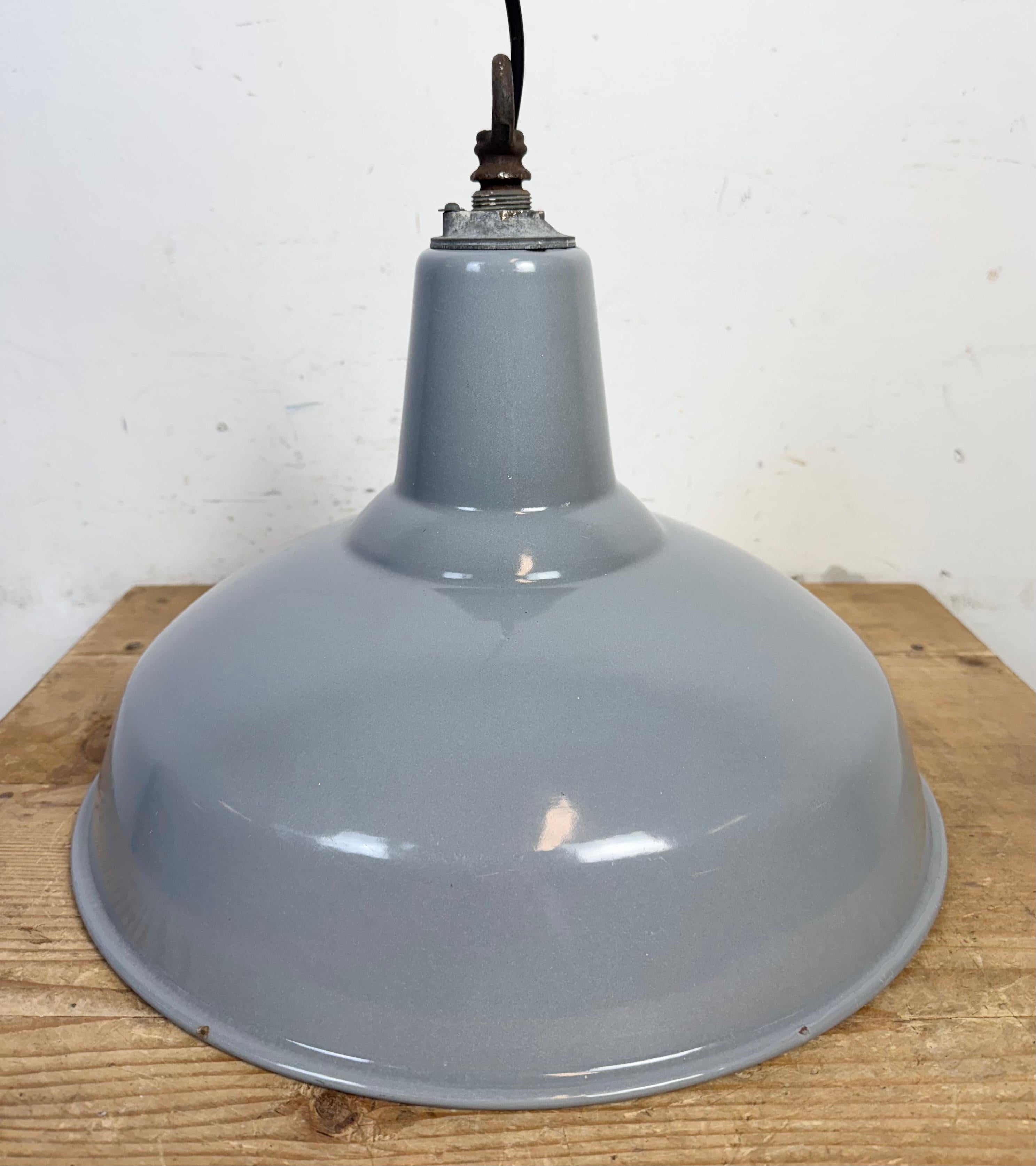 Lampe suspendue industrielle britannique en émail gris, années 1960 en vente 9