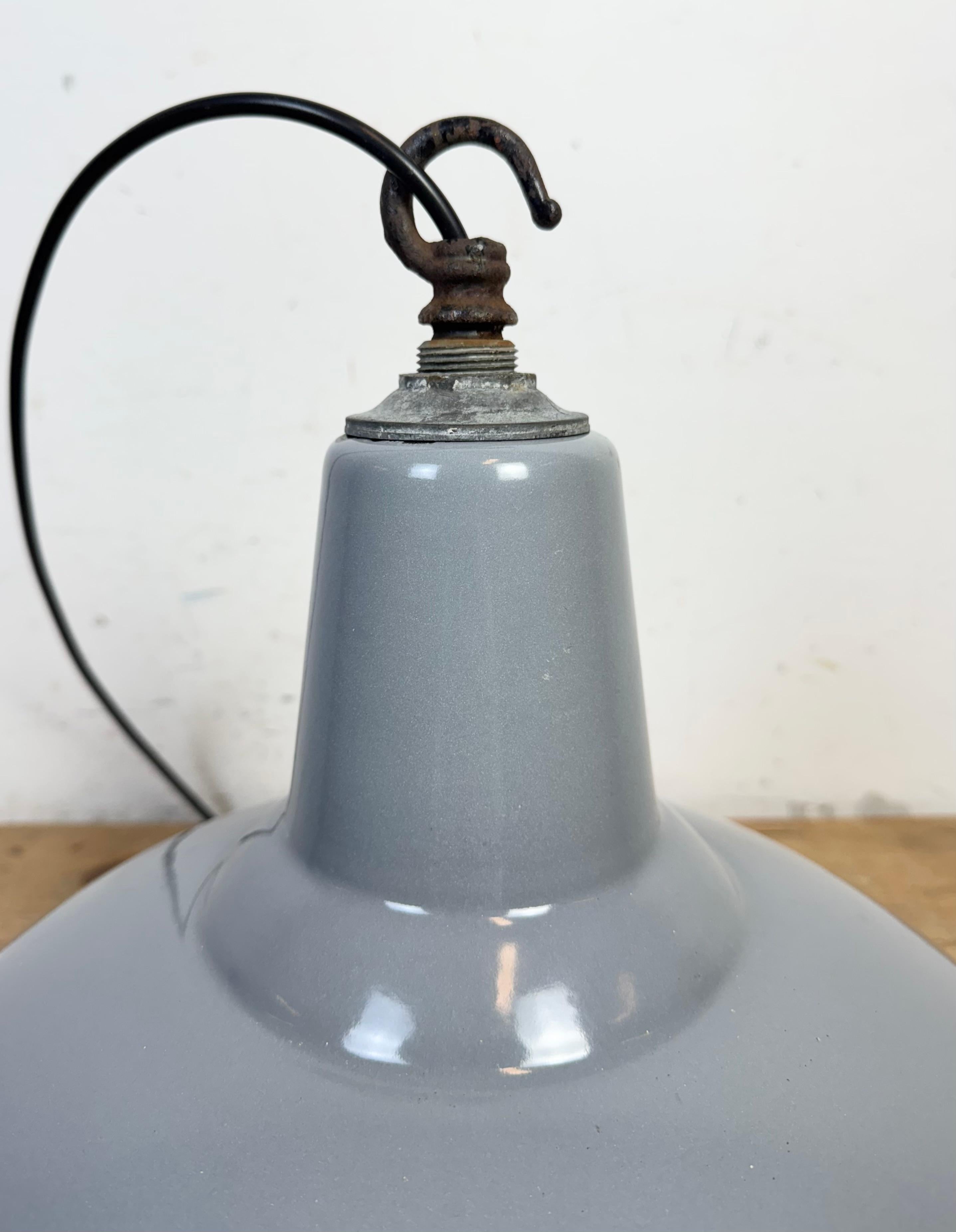 Lampe suspendue industrielle britannique en émail gris, années 1960 en vente 10