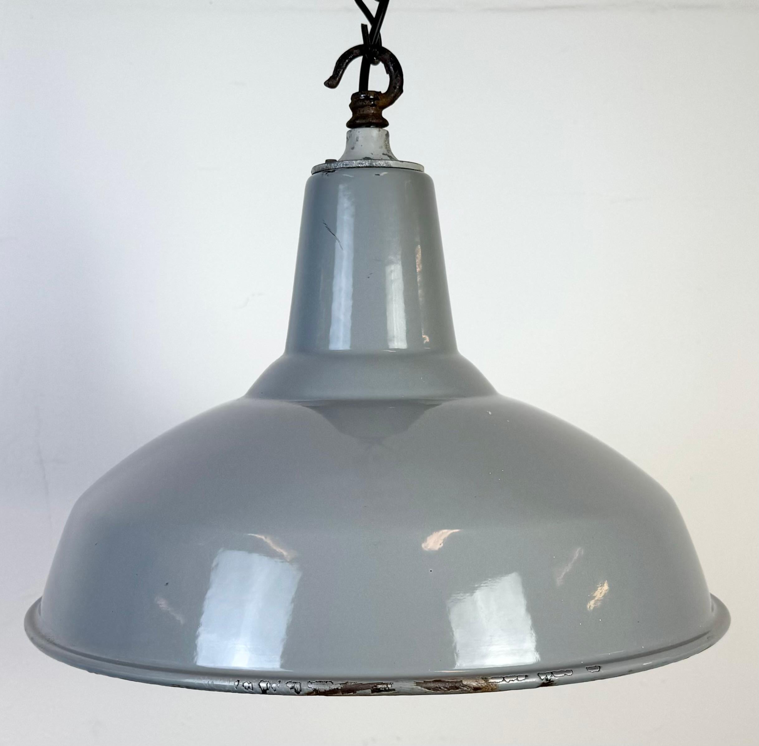Industrial British Grey Enamel Factory Pendant Lamp, 1960s In Good Condition For Sale In Kojetice, CZ