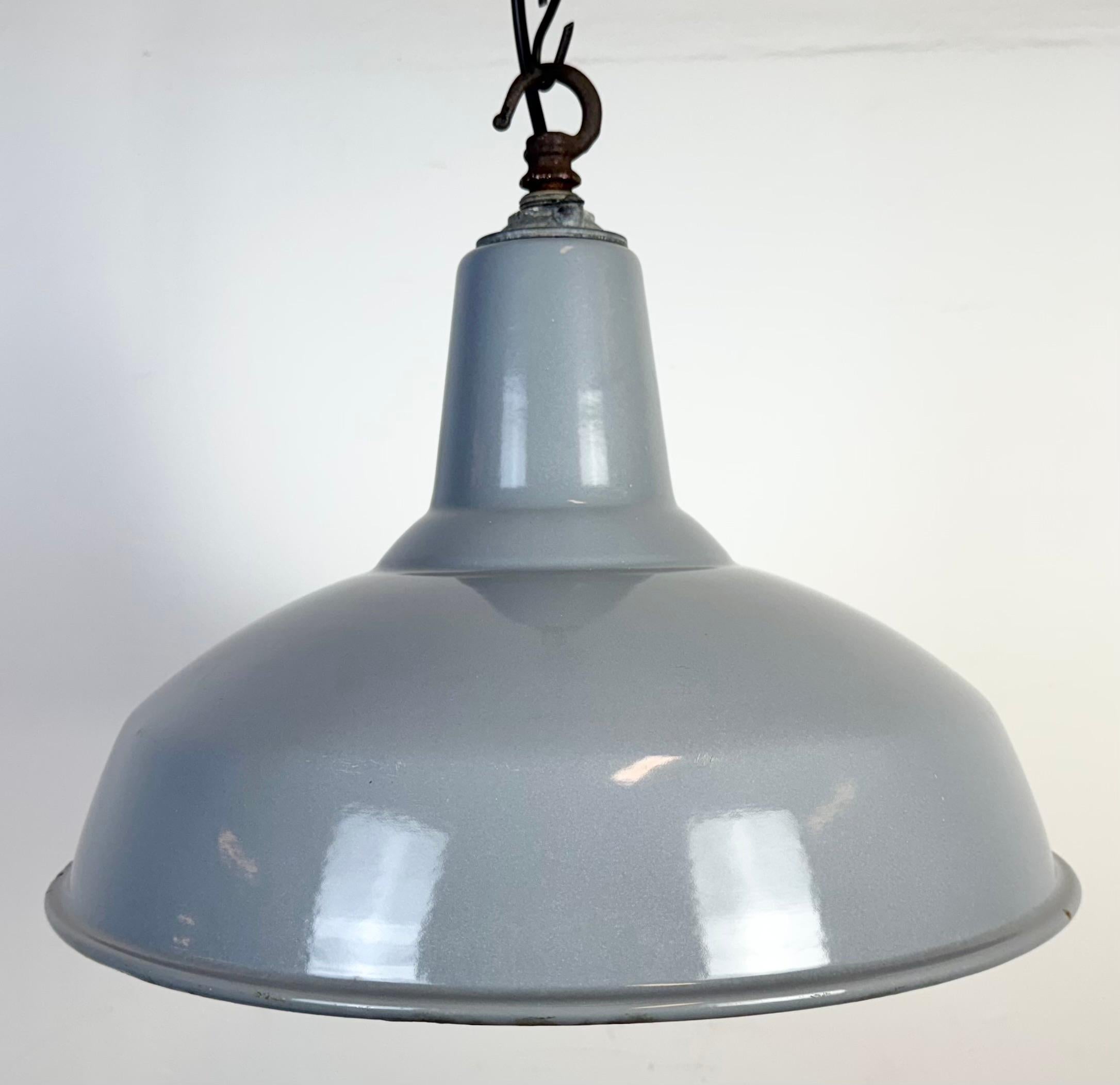 Lampe suspendue industrielle britannique en émail gris, années 1960 Bon état - En vente à Kojetice, CZ