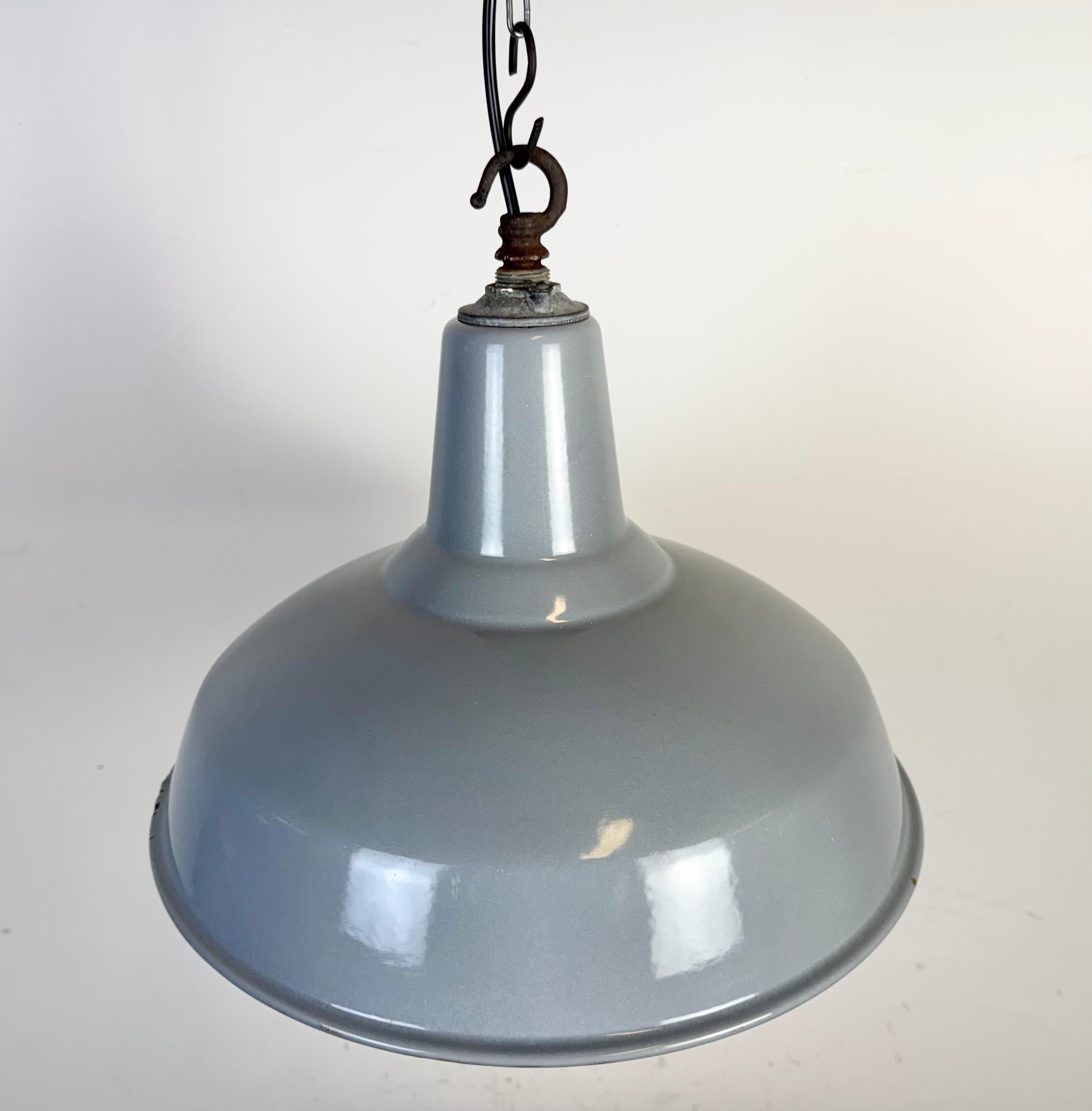 20ième siècle Lampe suspendue industrielle britannique en émail gris, années 1960 en vente