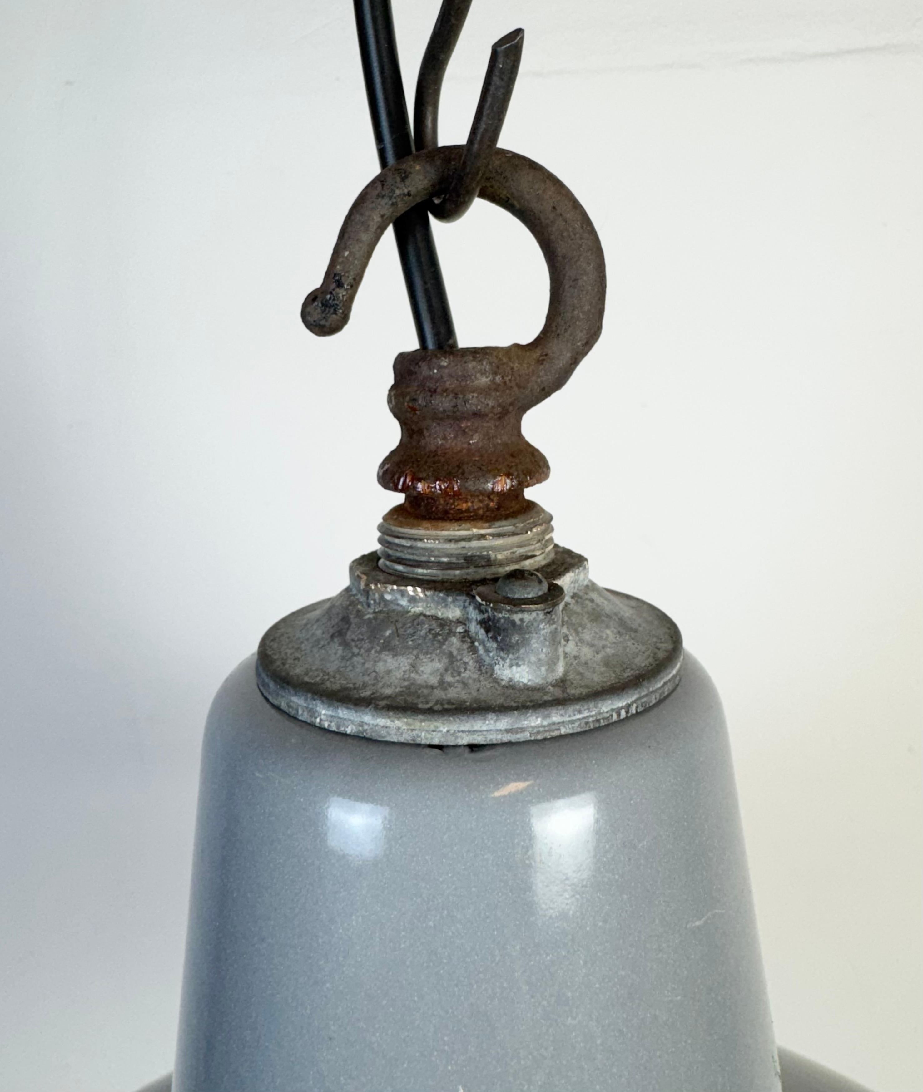 Lampe suspendue industrielle britannique en émail gris, années 1960 en vente 1