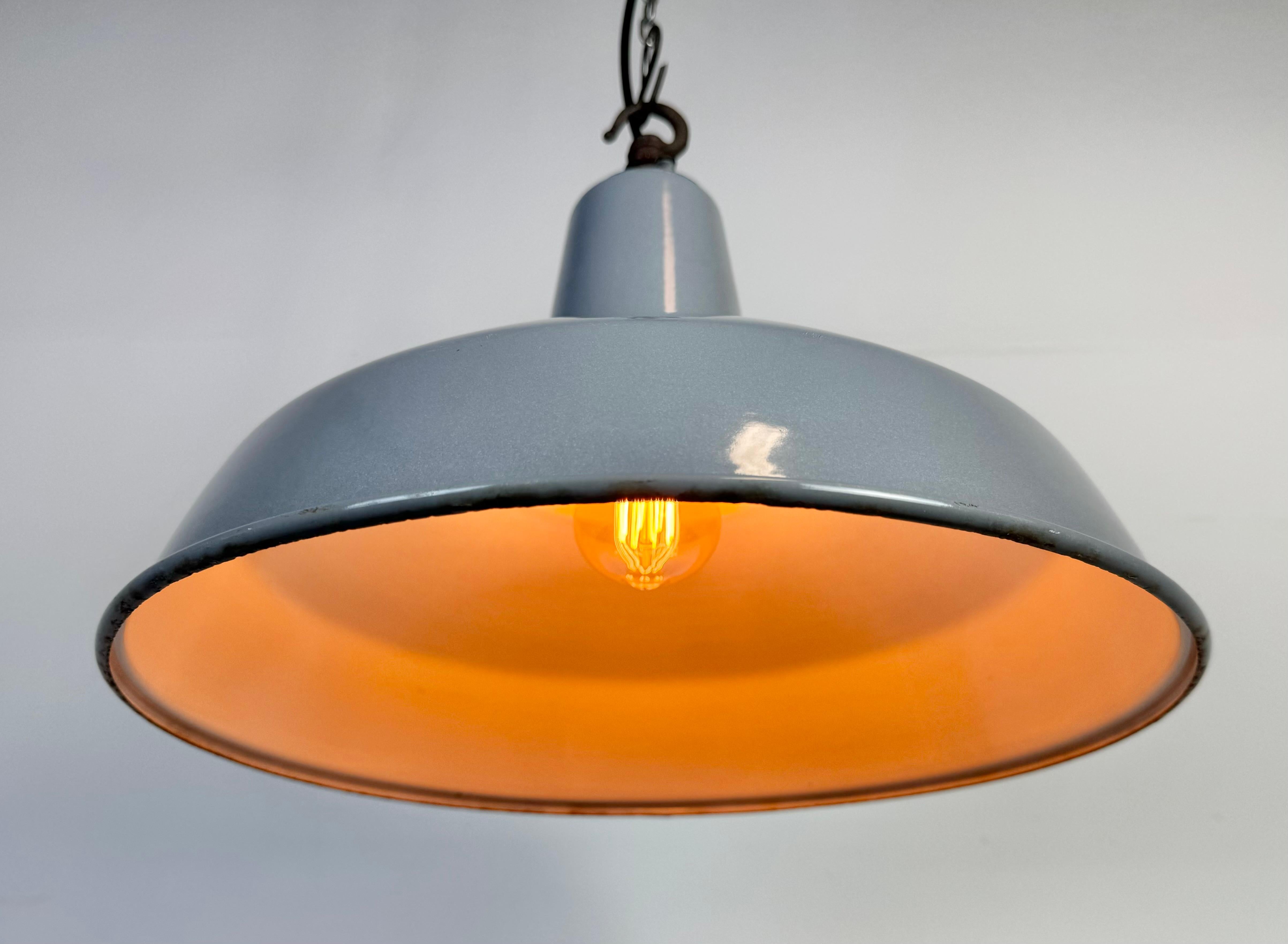 Lampe suspendue industrielle britannique en émail gris, années 1960 en vente 2