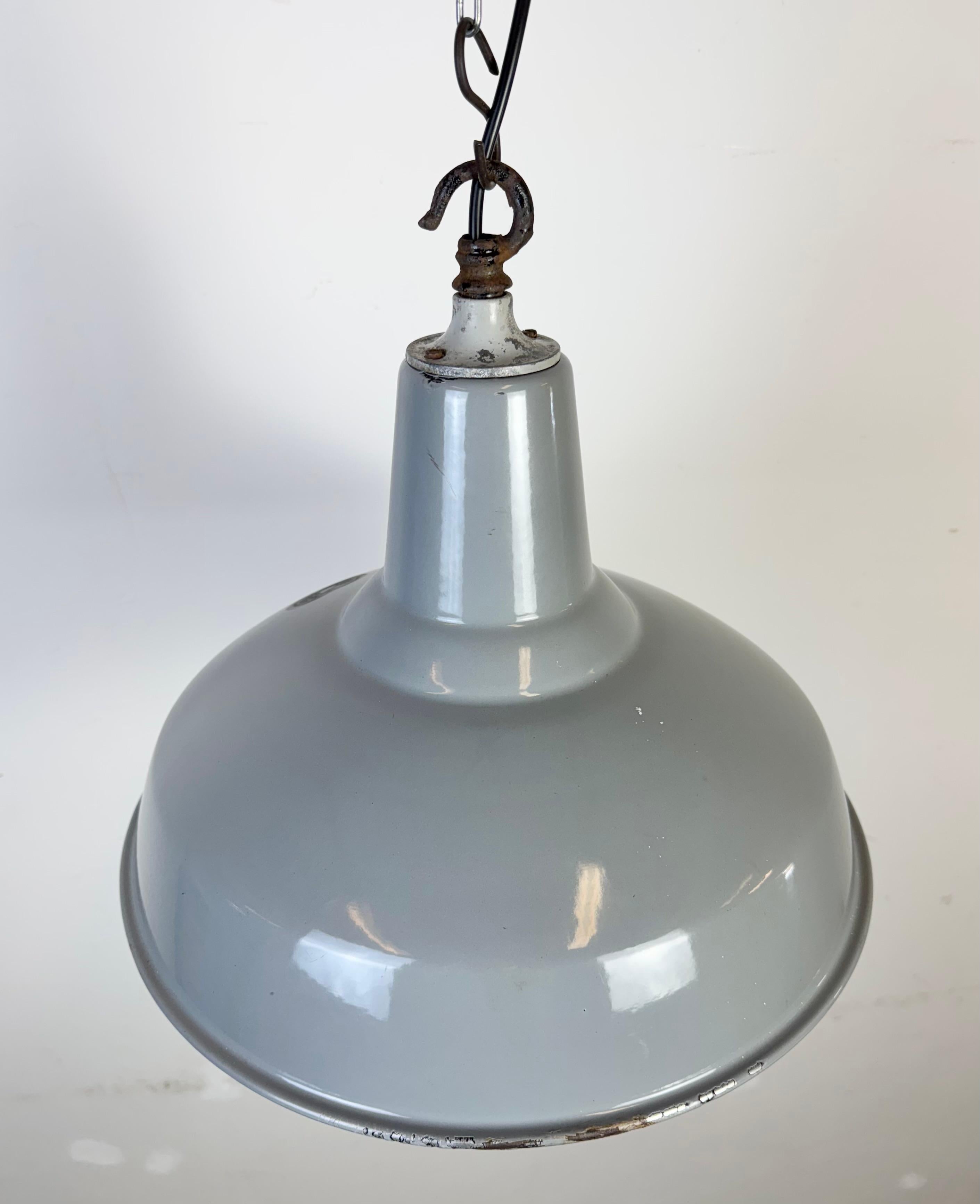 Industrial British Grey Enamel Factory Pendant Lamp, 1960s For Sale 5