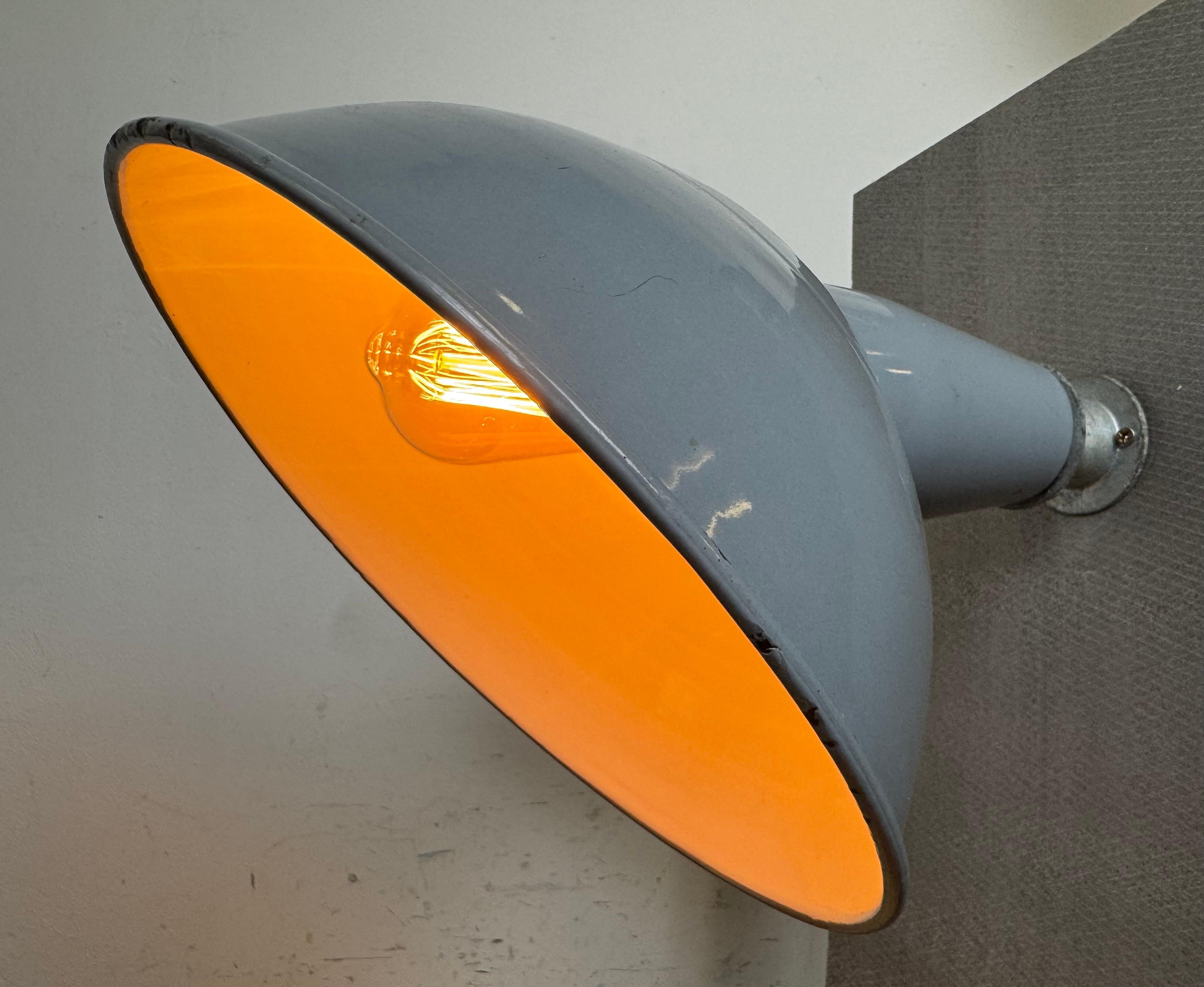 Lámpara de pared industrial de fábrica británica de esmalte gris, años 60 en venta 3