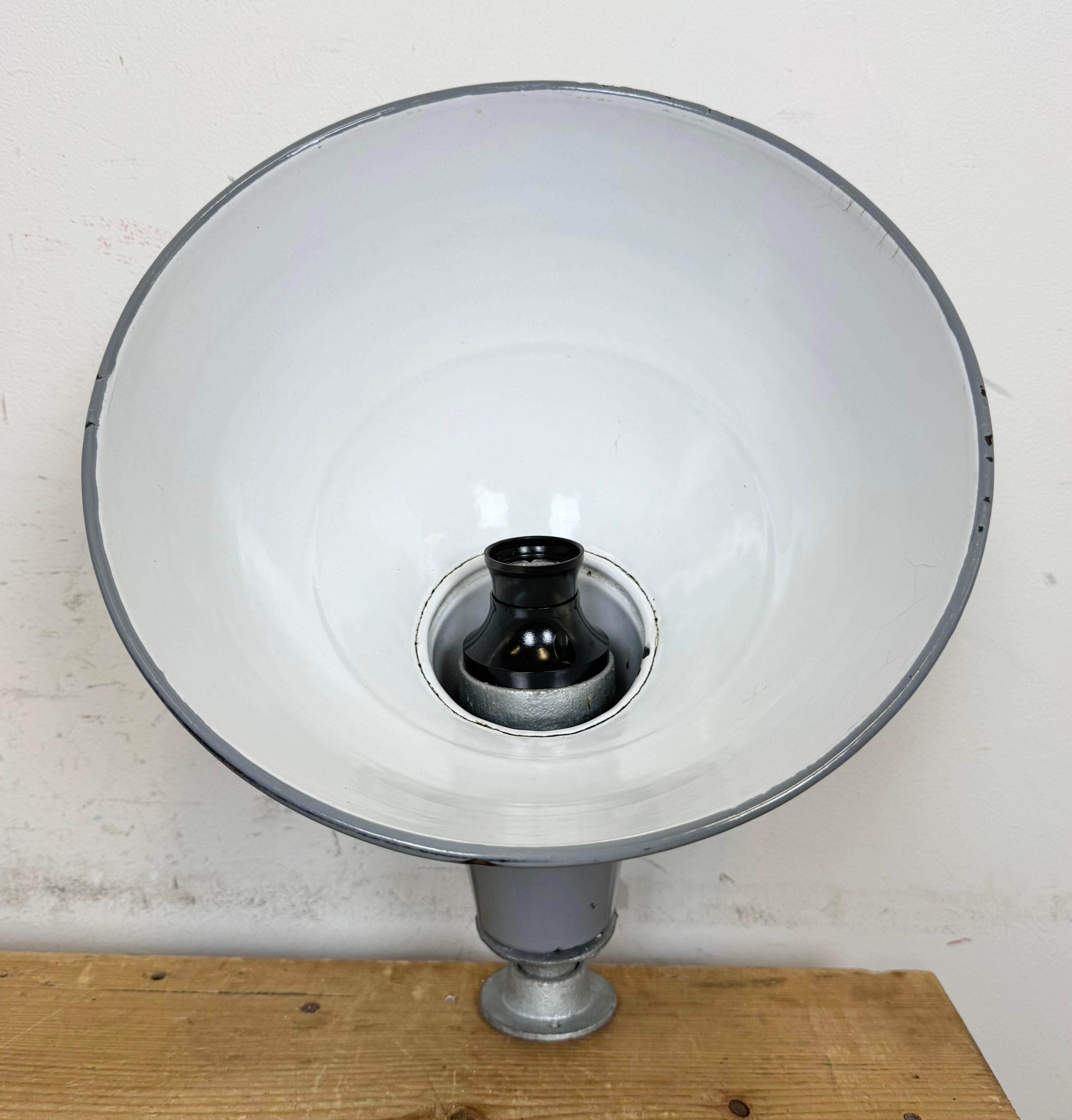 Lámpara de pared industrial de fábrica británica de esmalte gris, años 60 en venta 4