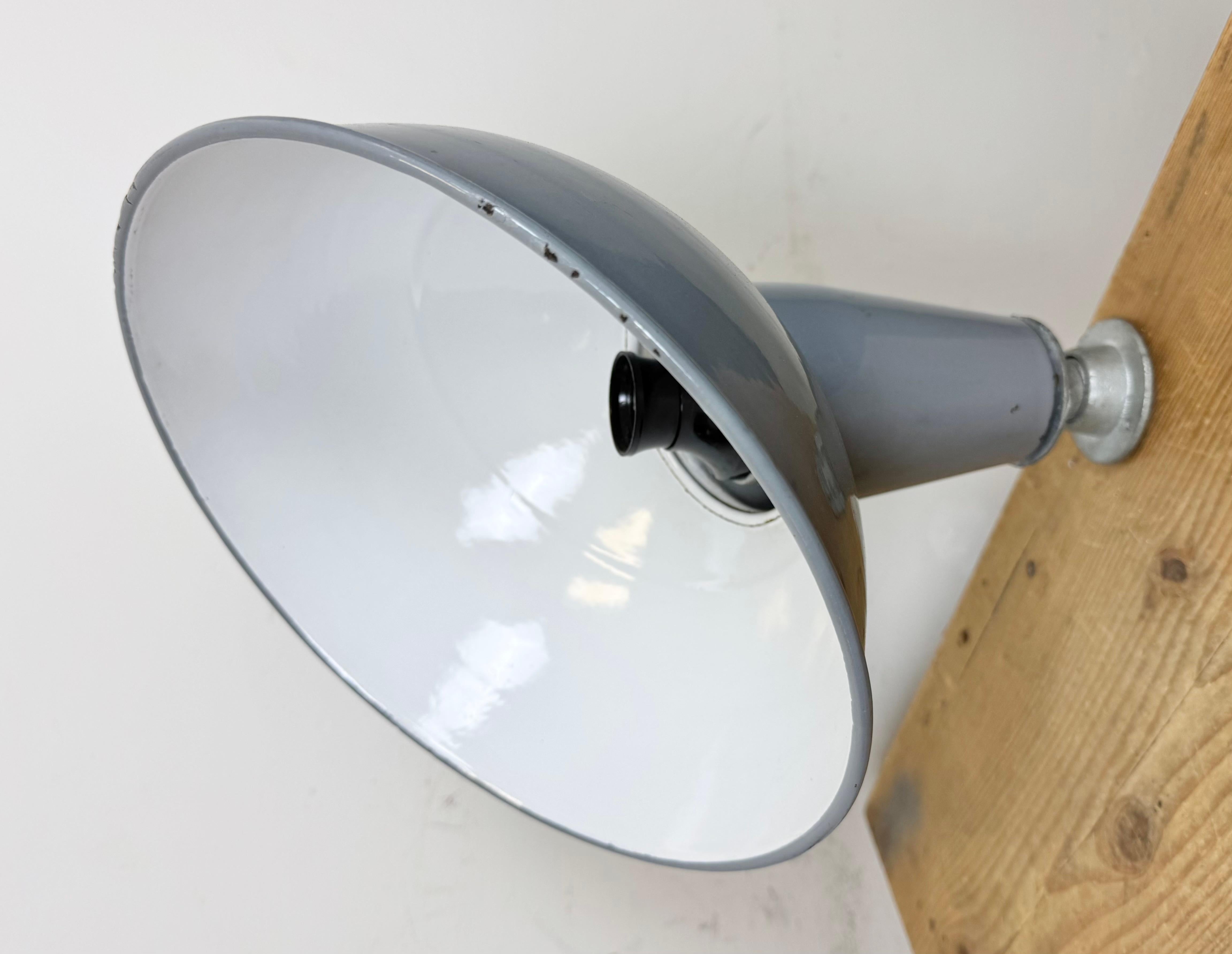 Lámpara de pared industrial de fábrica británica de esmalte gris, años 60 en venta 5