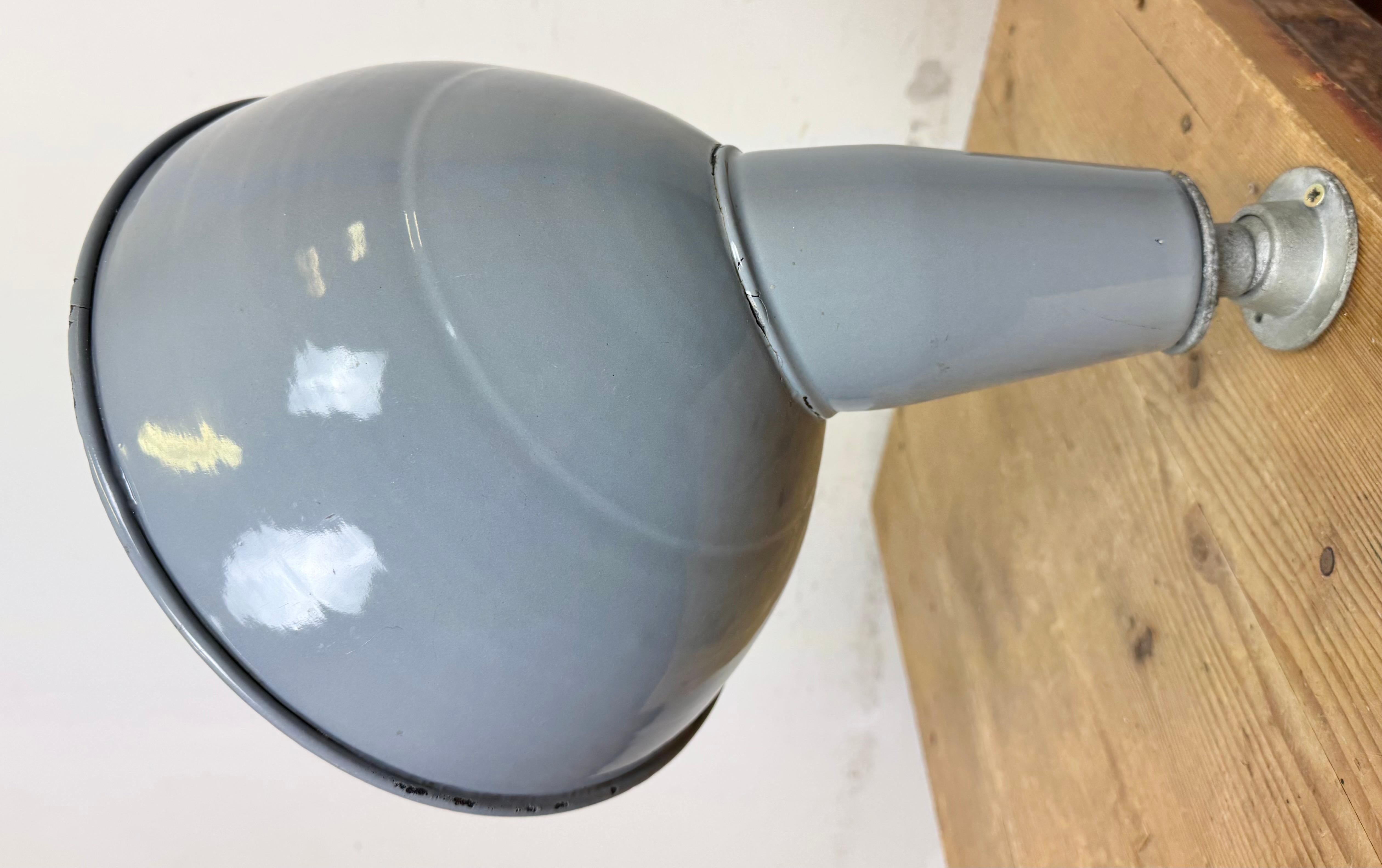 Lámpara de pared industrial de fábrica británica de esmalte gris, años 60 en venta 6