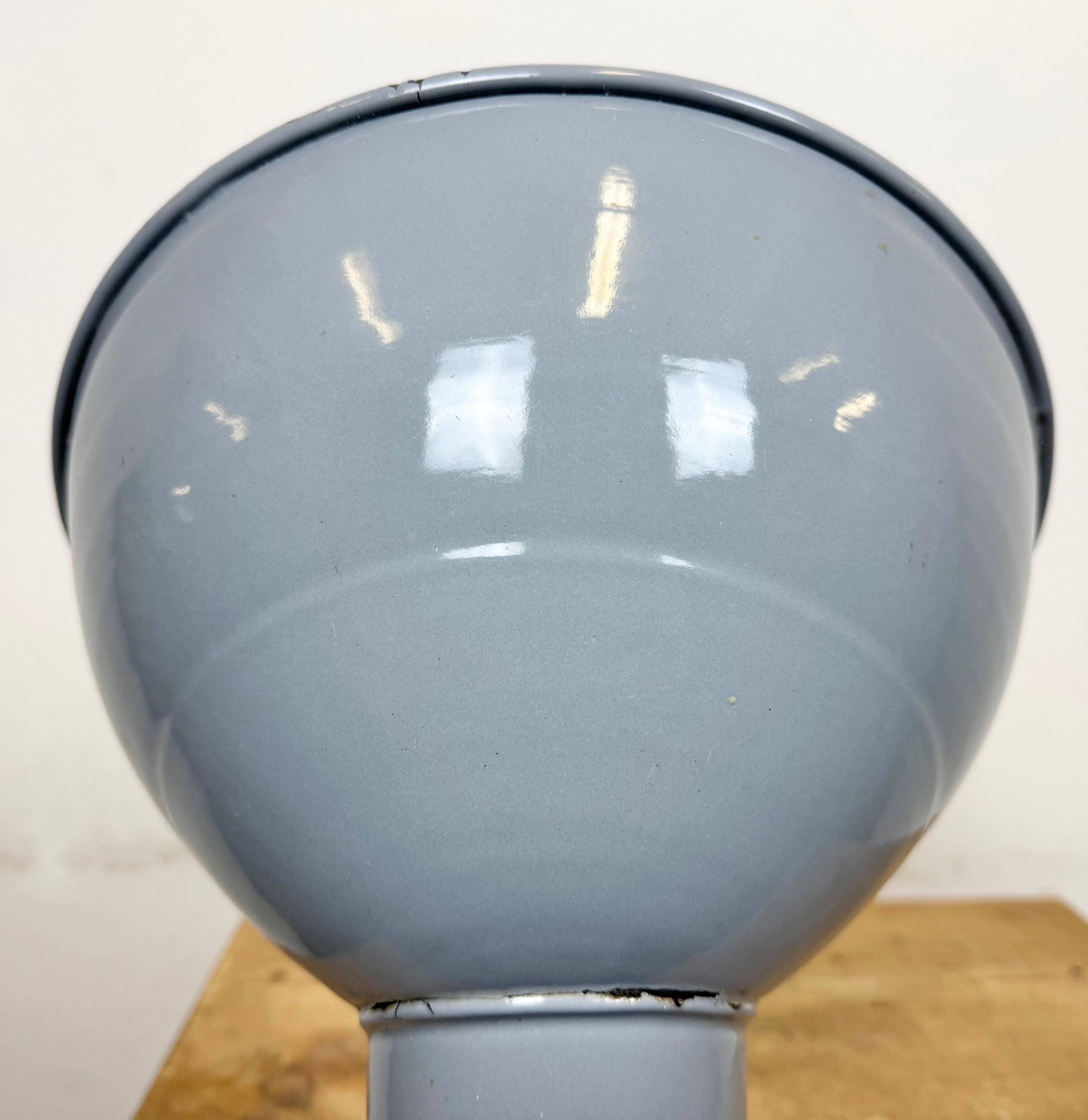 Lámpara de pared industrial de fábrica británica de esmalte gris, años 60 en venta 7