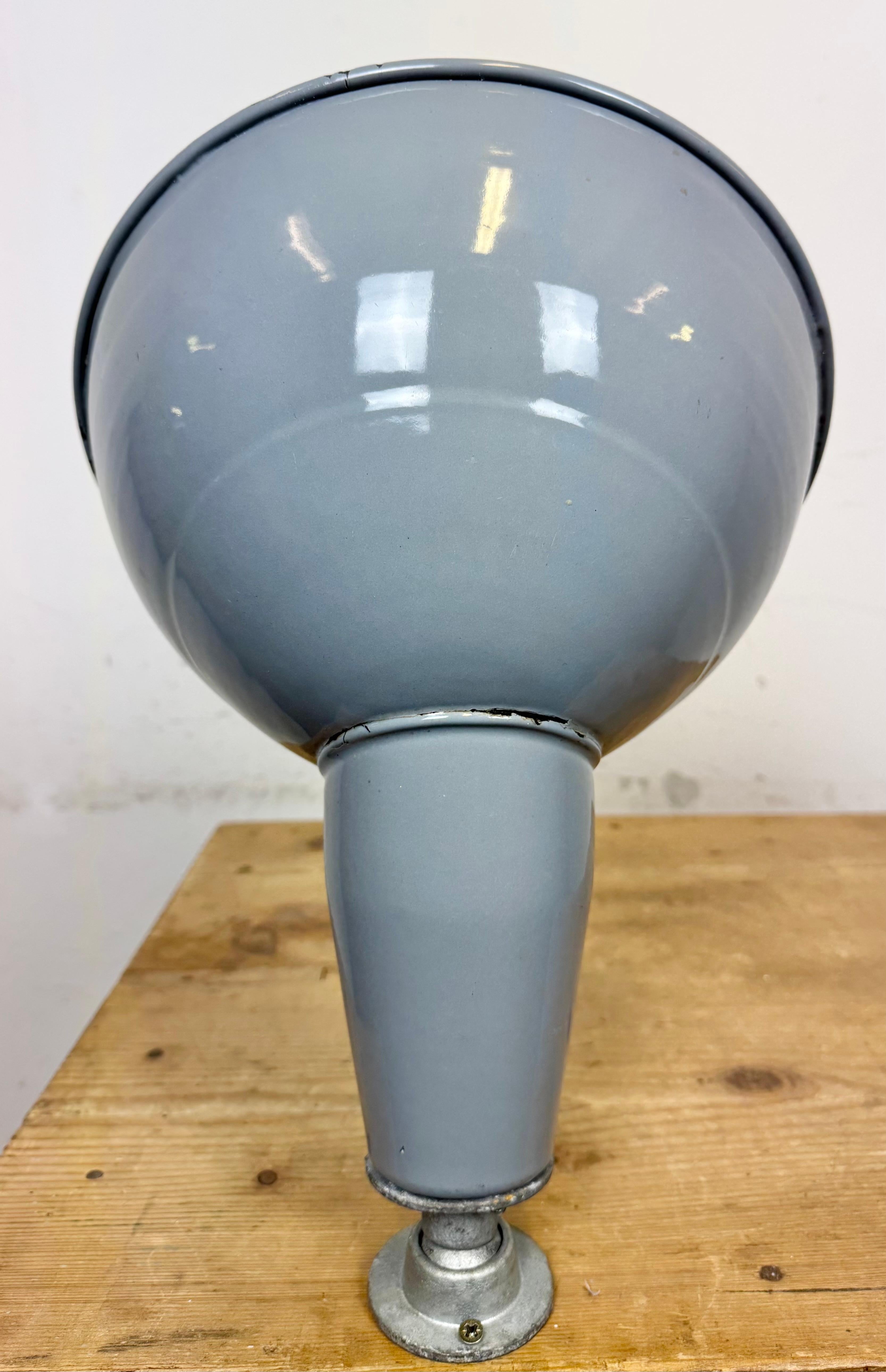 Lámpara de pared industrial de fábrica británica de esmalte gris, años 60 en venta 8