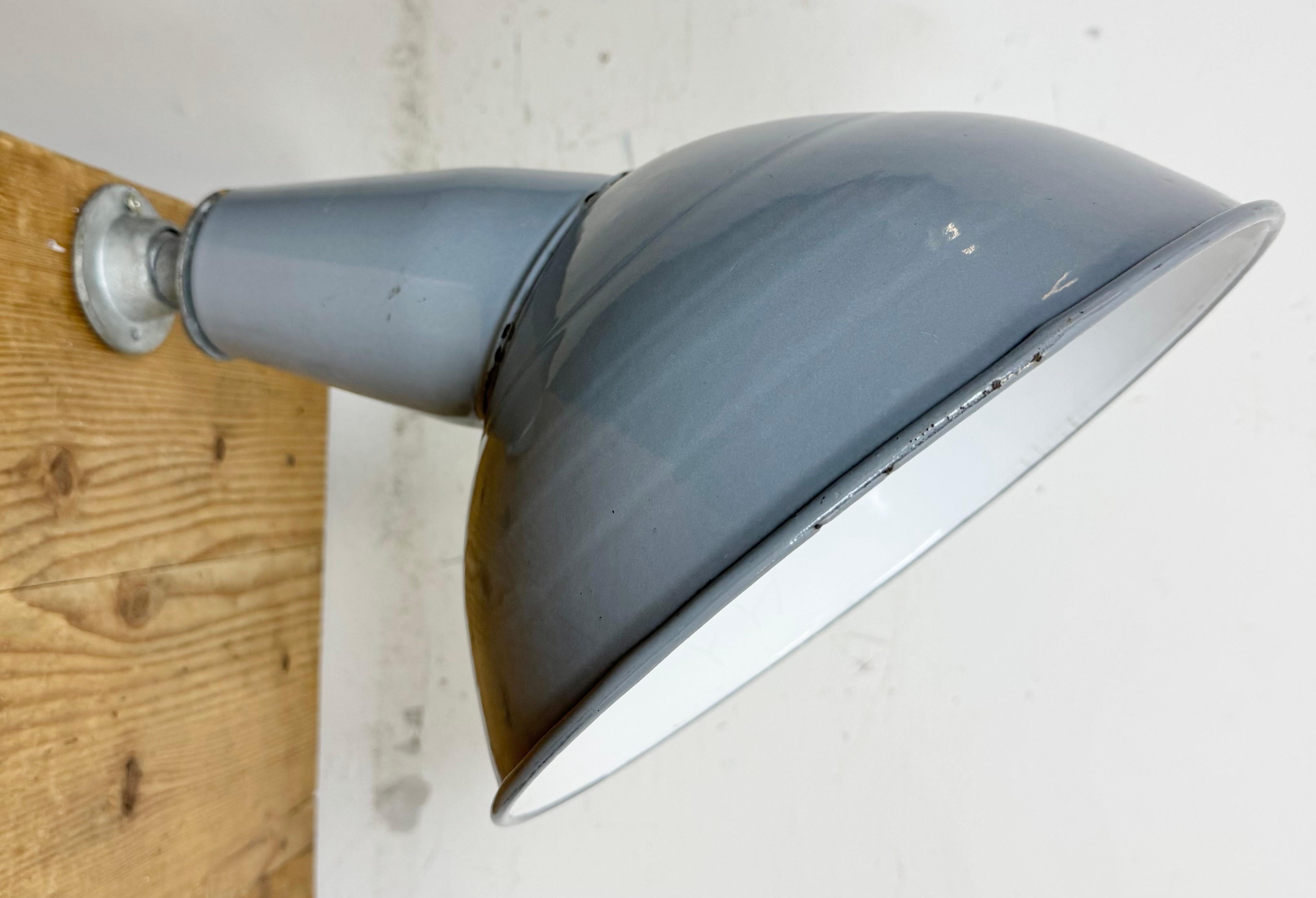 Lámpara de pared industrial de fábrica británica de esmalte gris, años 60 en venta 9