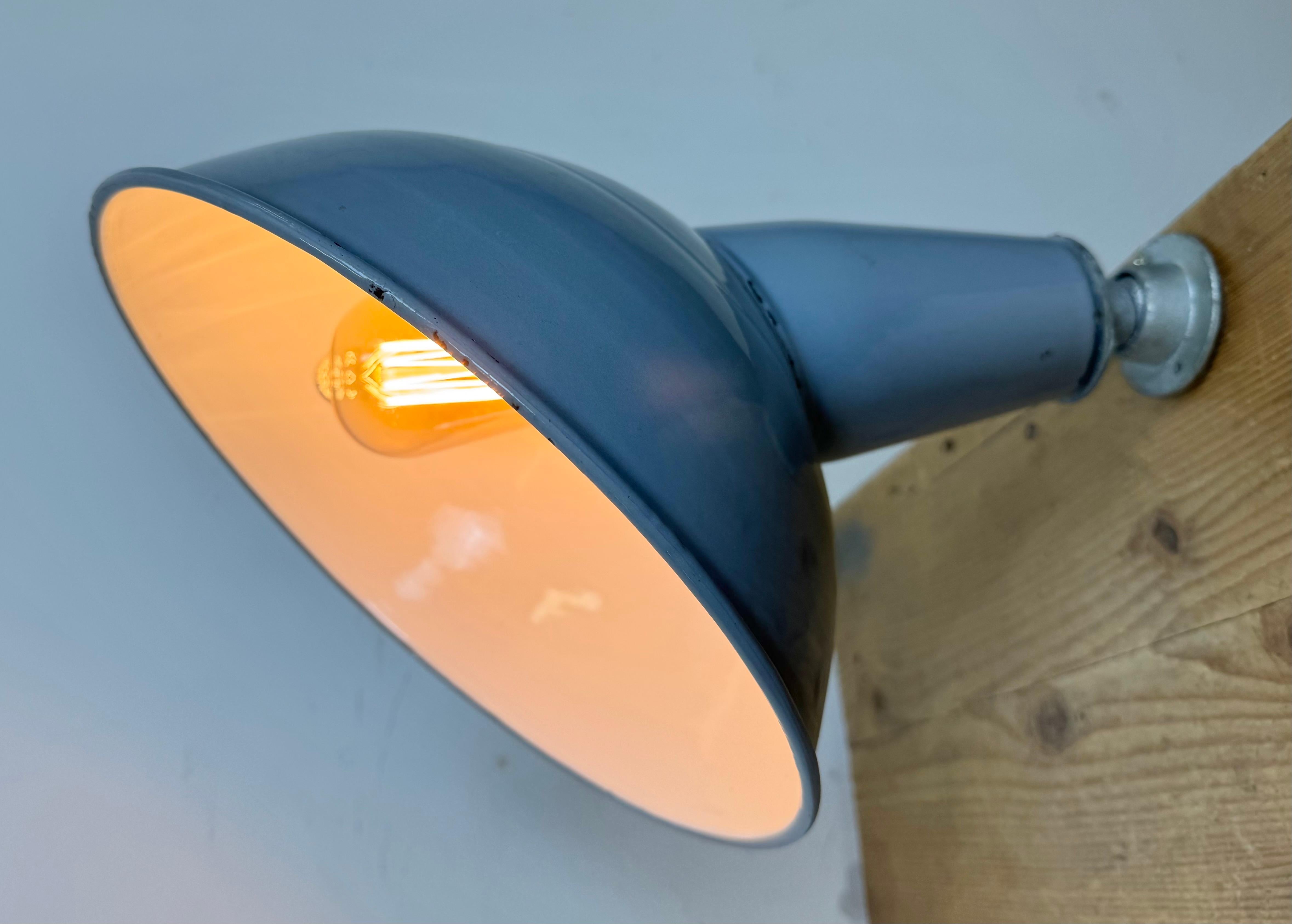 Lámpara de pared industrial de fábrica británica de esmalte gris, años 60 en venta 11