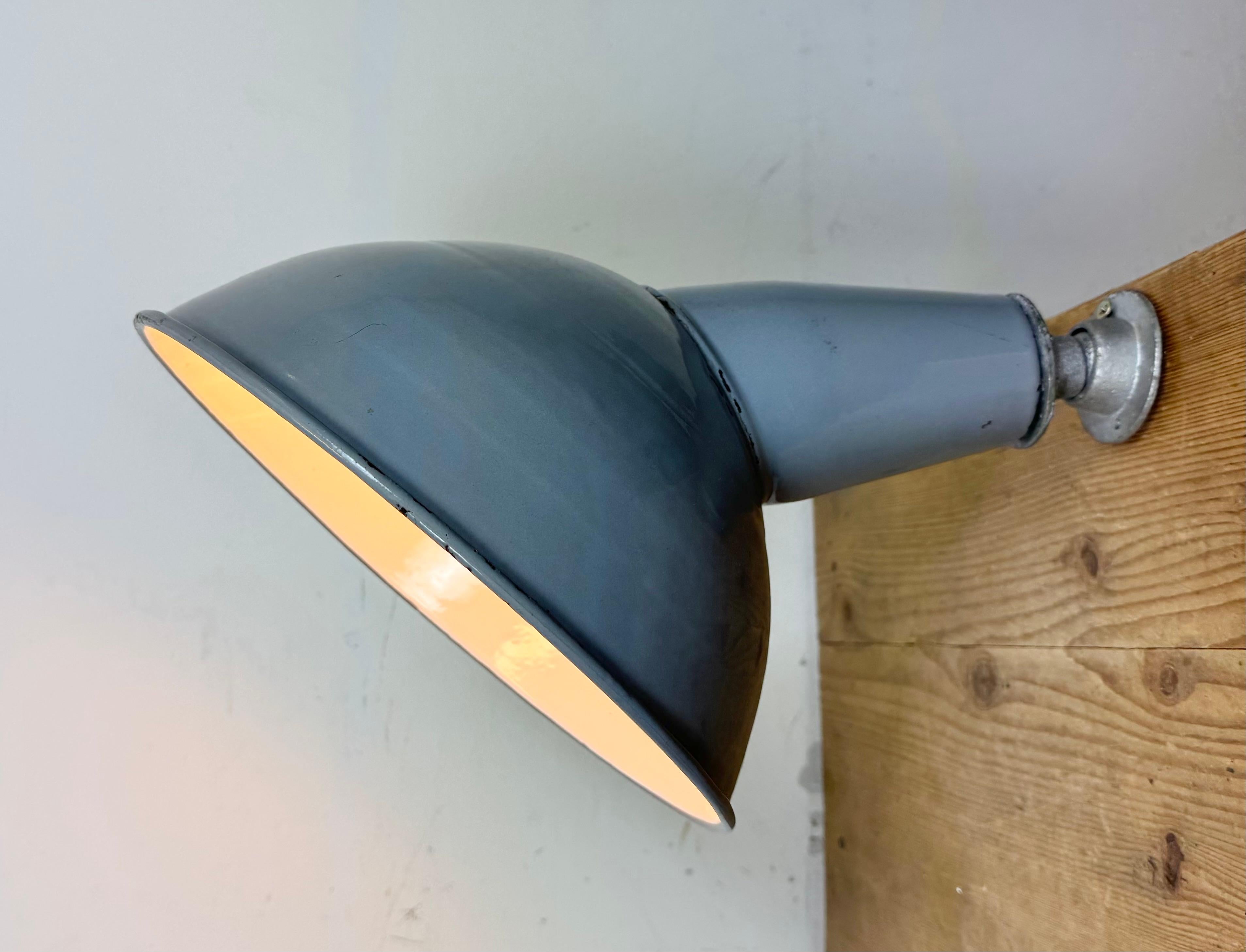 Lámpara de pared industrial de fábrica británica de esmalte gris, años 60 en venta 12