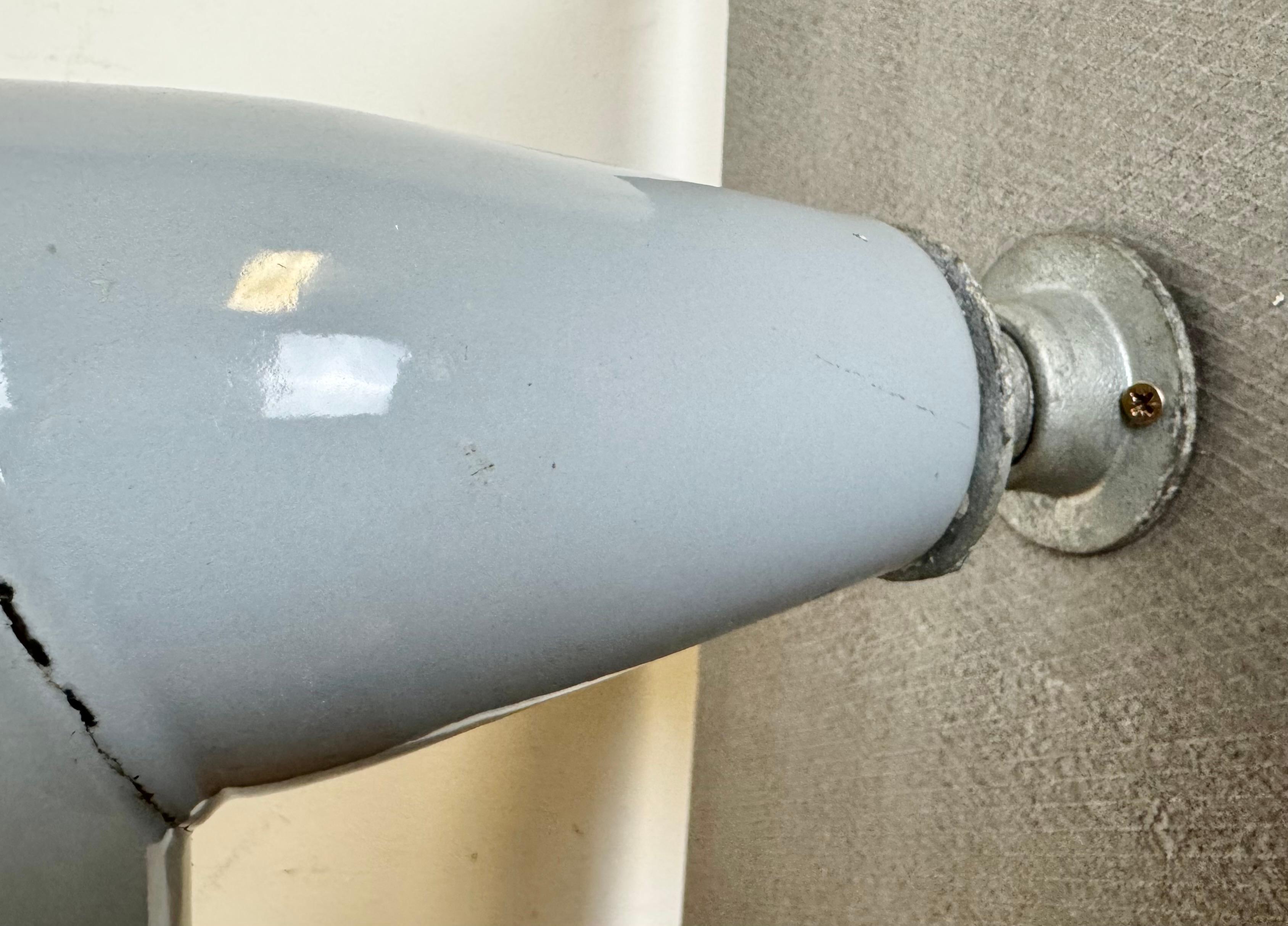 Lámpara de pared industrial de fábrica británica de esmalte gris, años 60 Industrial en venta