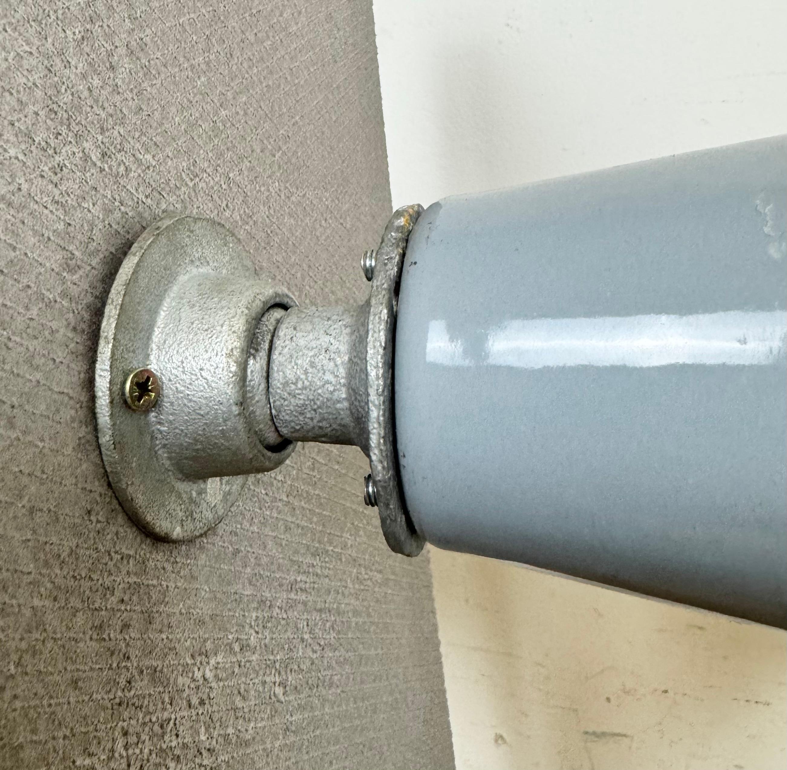 Lámpara de pared industrial de fábrica británica de esmalte gris, años 60 siglo XX en venta