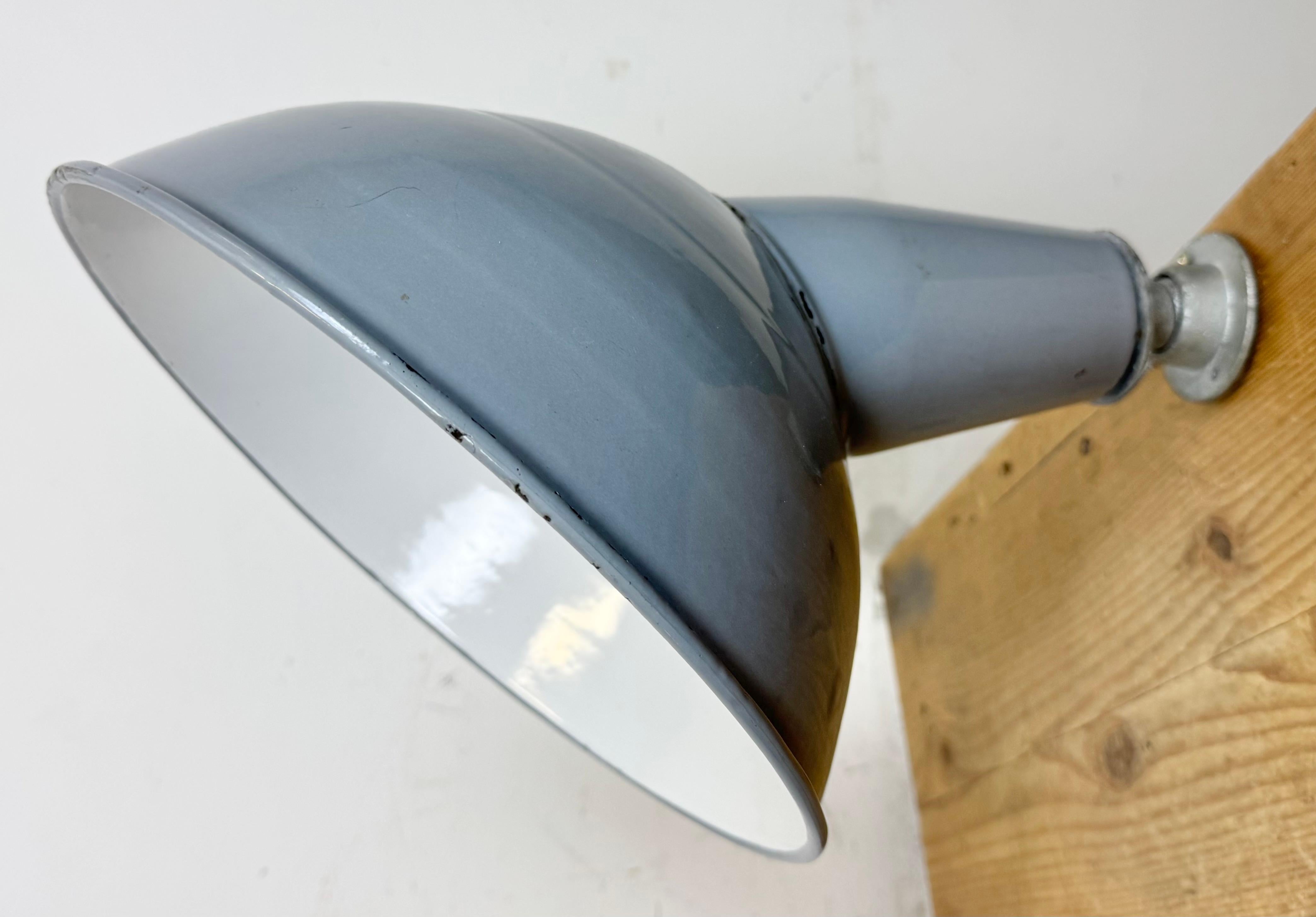 Lámpara de pared industrial de fábrica británica de esmalte gris, años 60 en venta 1