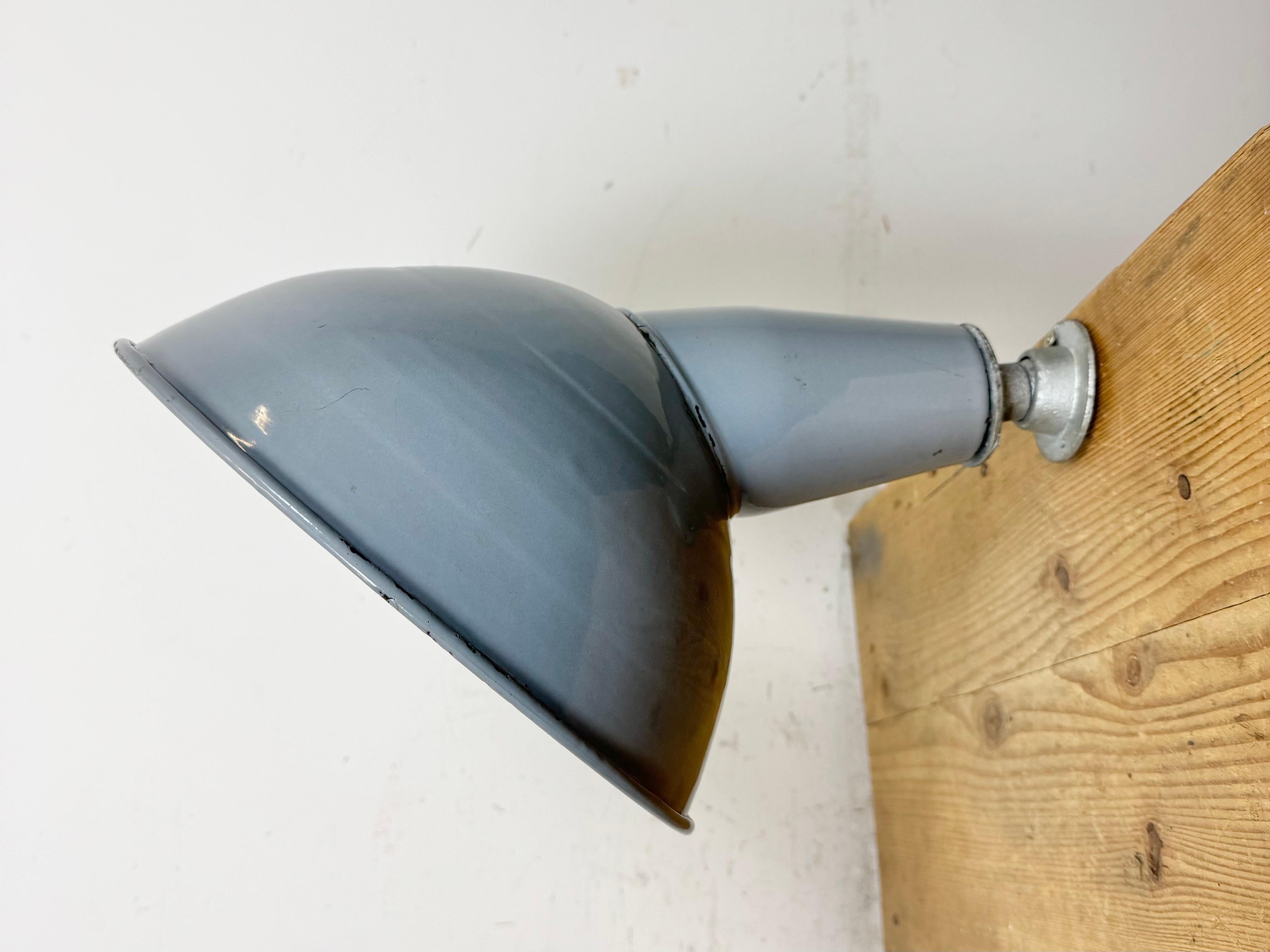 Lámpara de pared industrial de fábrica británica de esmalte gris, años 60 en venta 2