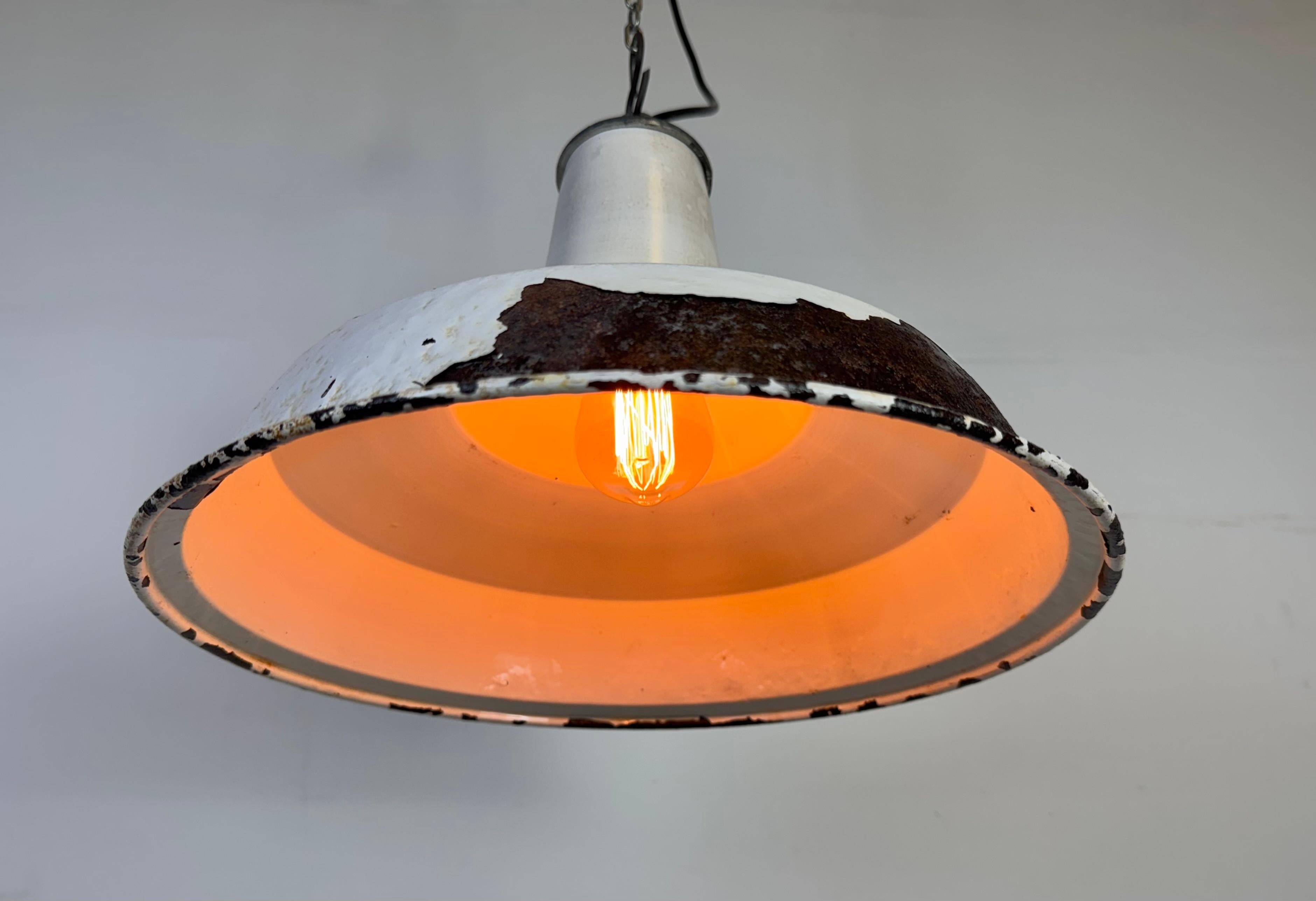 Lampada a sospensione industriale britannica a smalto bianco di Benjamin, anni '60 in vendita 3