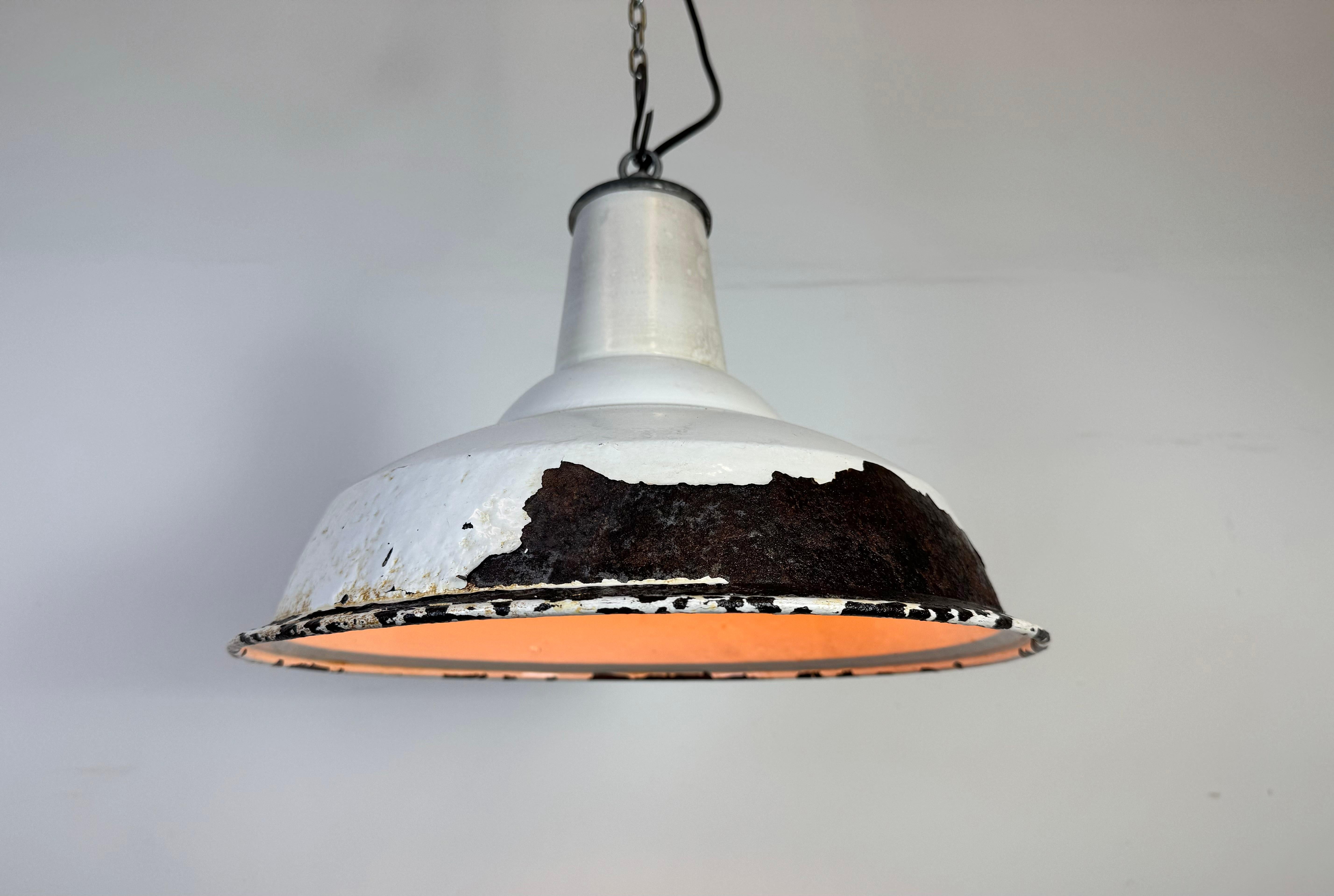 Lampada a sospensione industriale britannica a smalto bianco di Benjamin, anni '60 in vendita 4