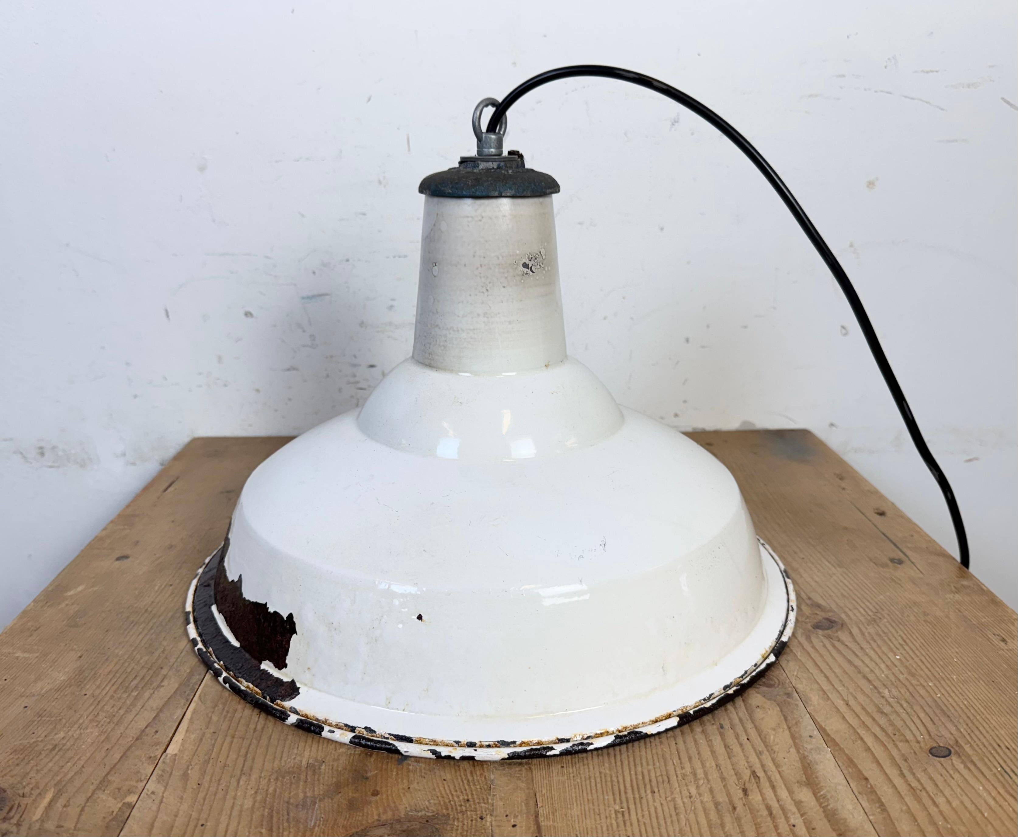 Lampada a sospensione industriale britannica a smalto bianco di Benjamin, anni '60 in vendita 5