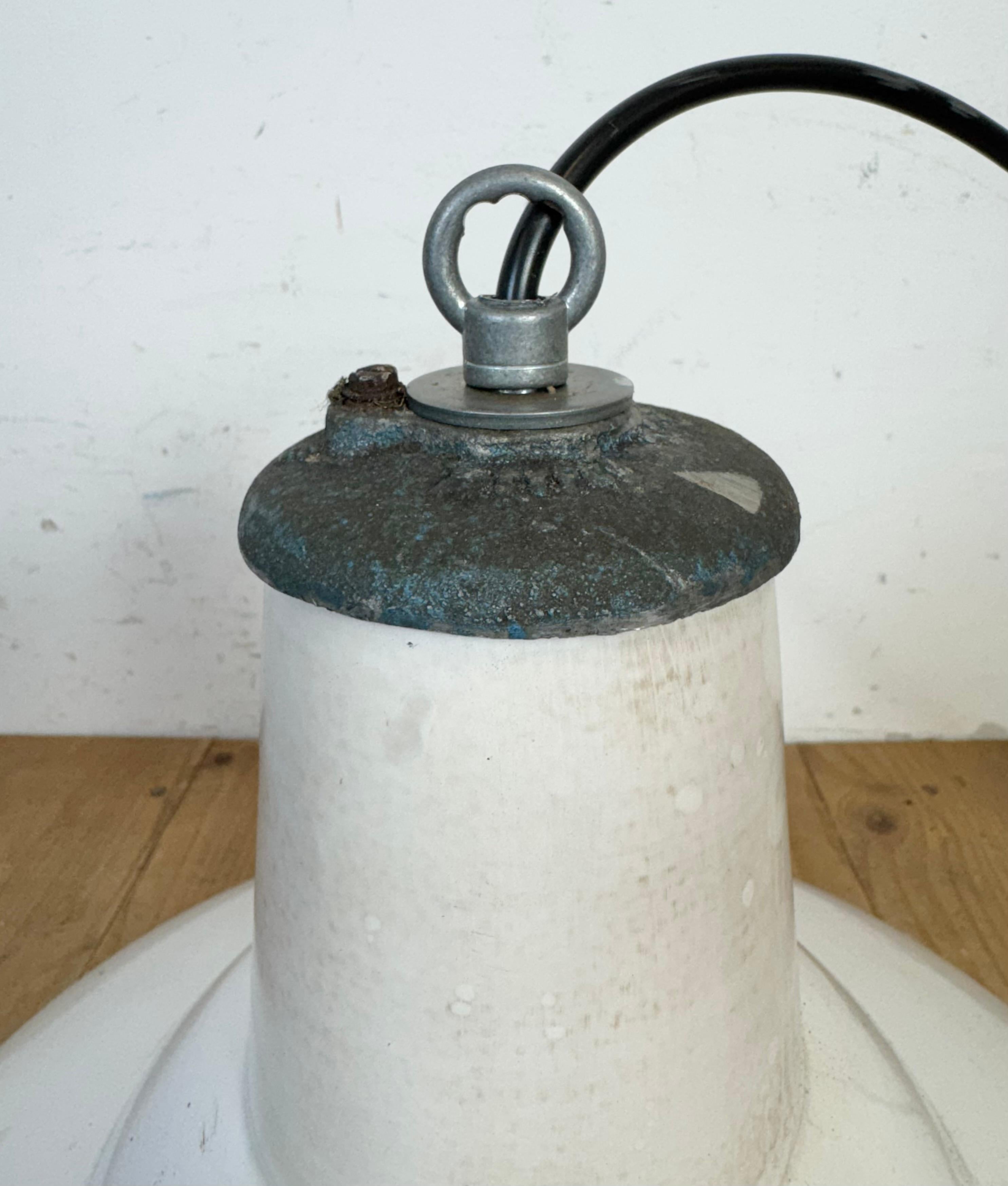 Lampada a sospensione industriale britannica a smalto bianco di Benjamin, anni '60 in vendita 6
