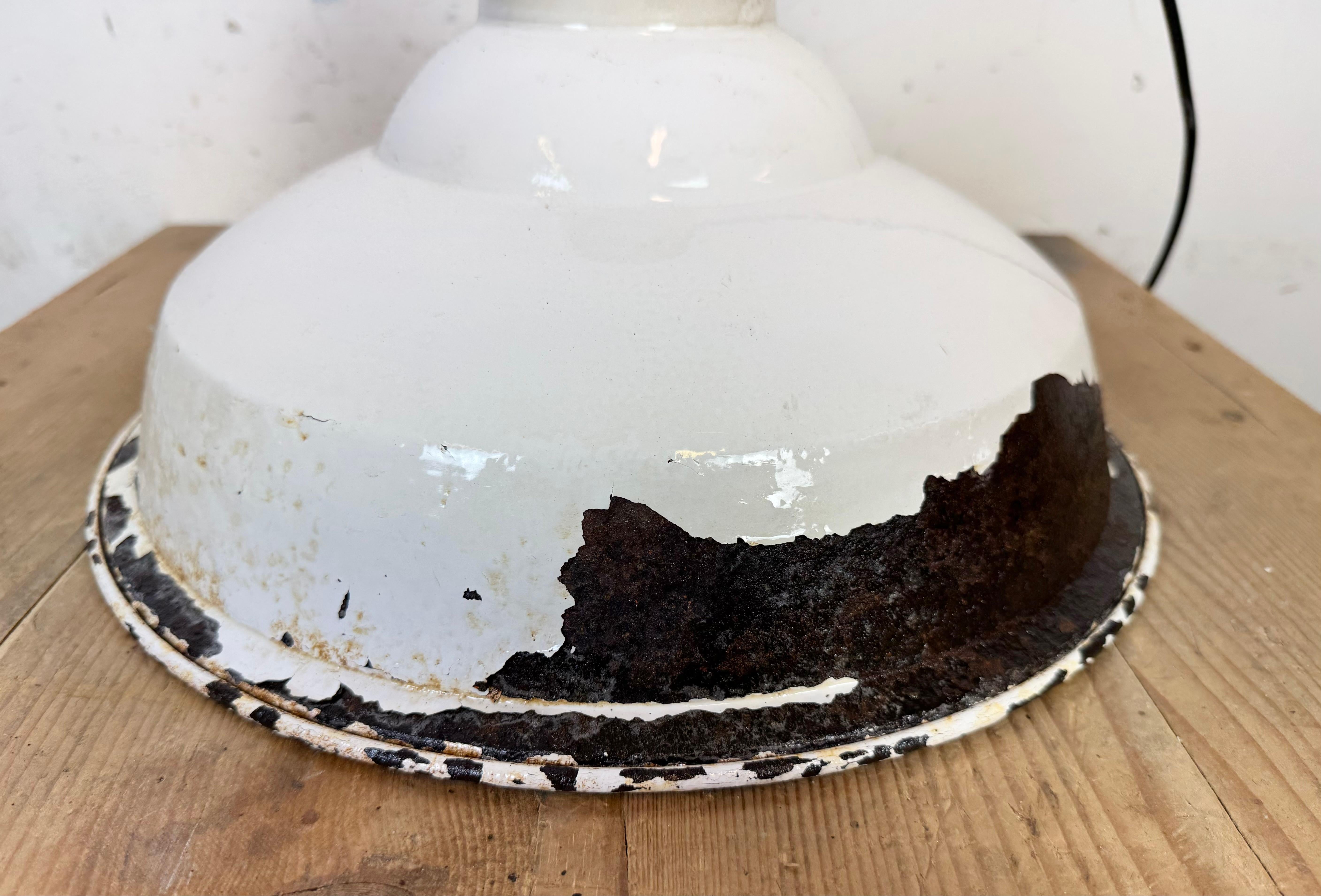 Lampada a sospensione industriale britannica a smalto bianco di Benjamin, anni '60 in vendita 7