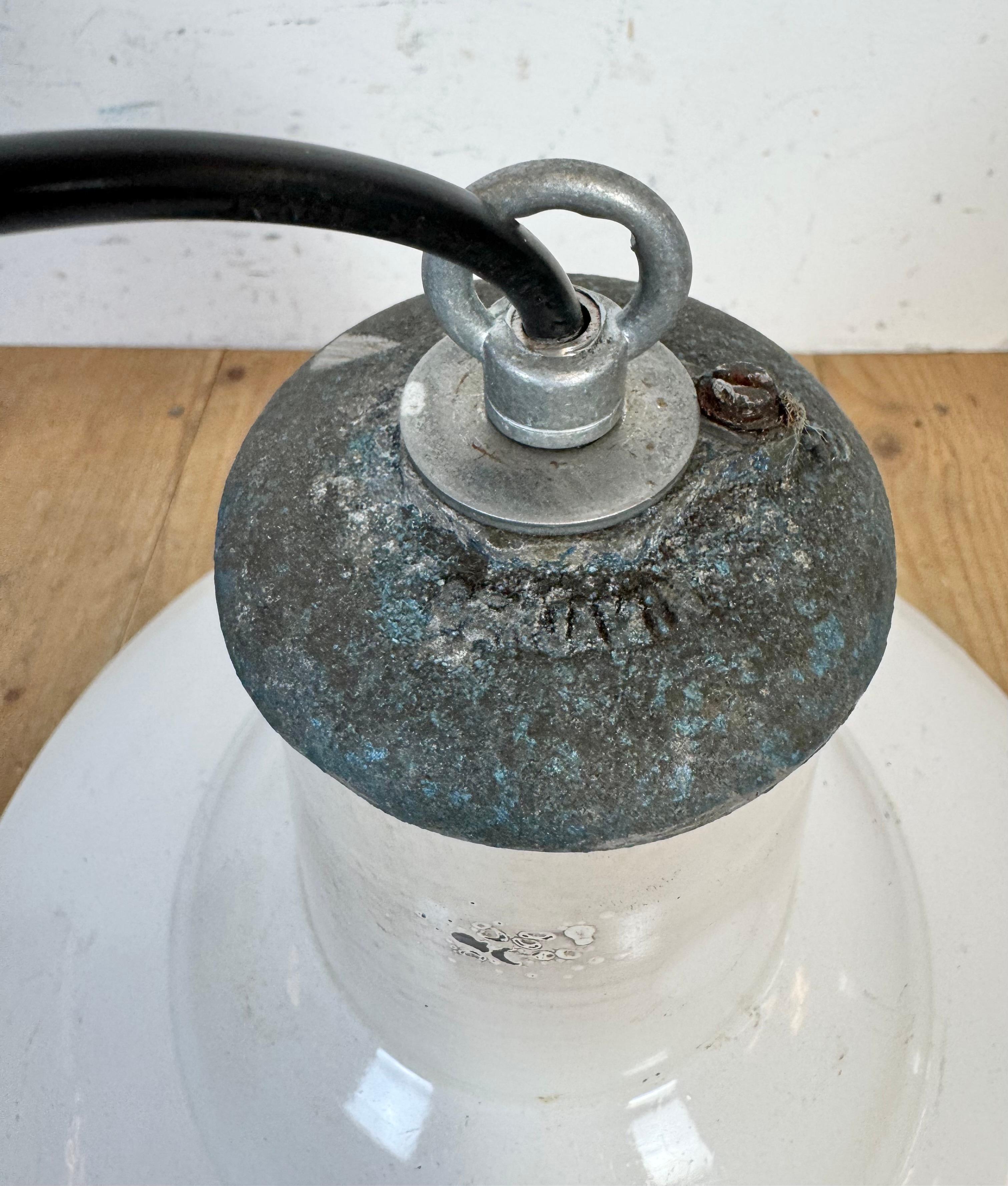 Lampada a sospensione industriale britannica a smalto bianco di Benjamin, anni '60 in vendita 8