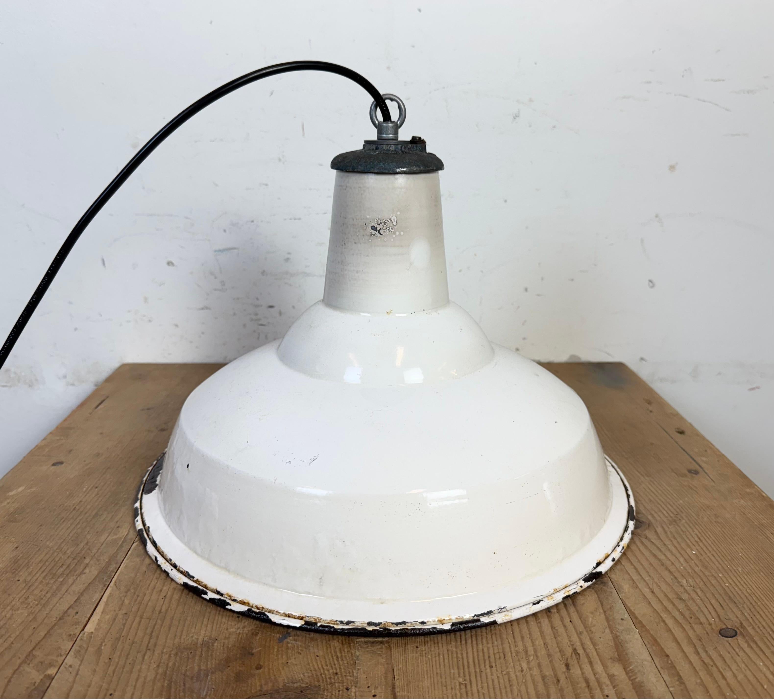 Lampada a sospensione industriale britannica a smalto bianco di Benjamin, anni '60 in vendita 9