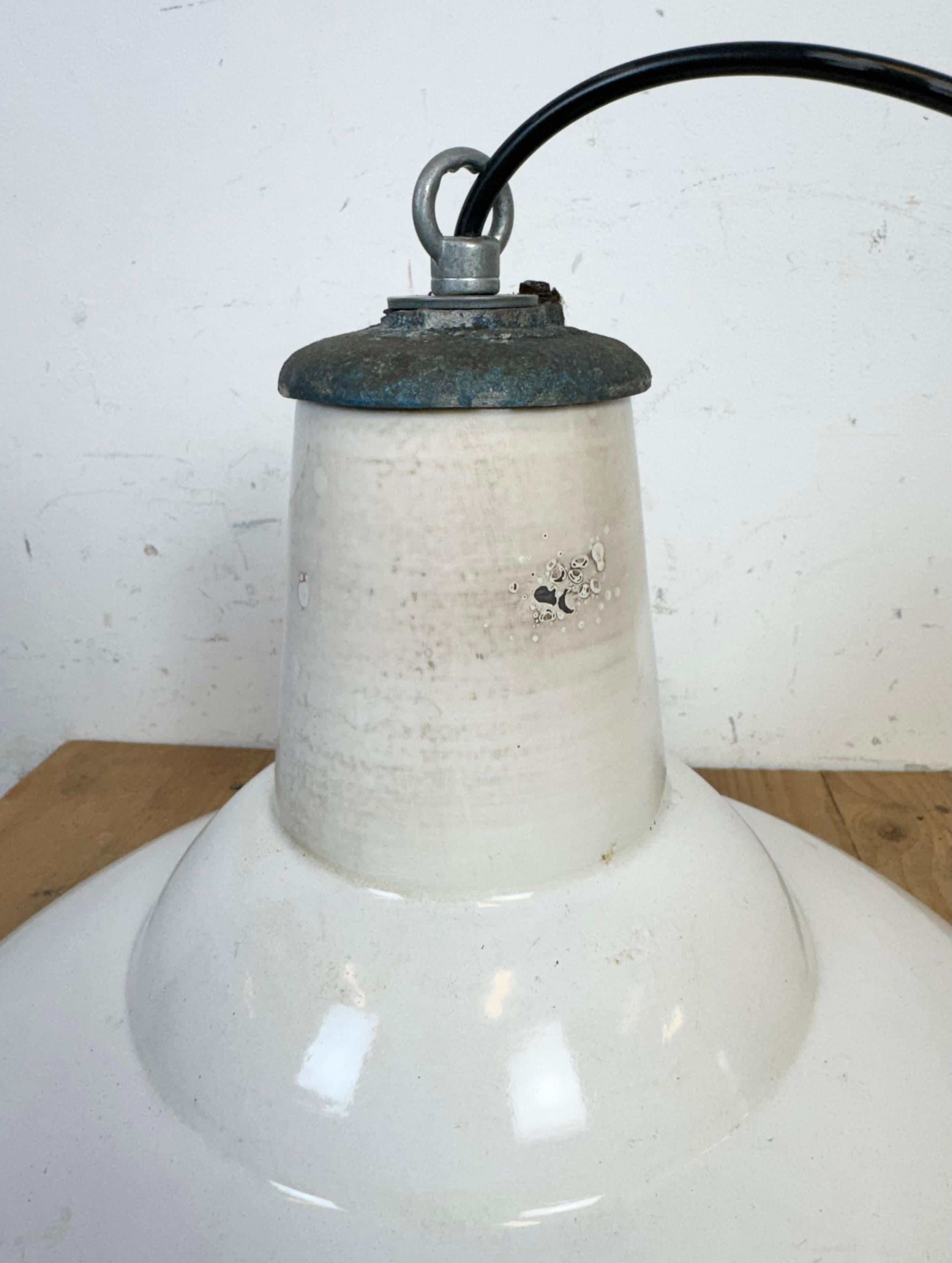 Lampada a sospensione industriale britannica a smalto bianco di Benjamin, anni '60 in vendita 10