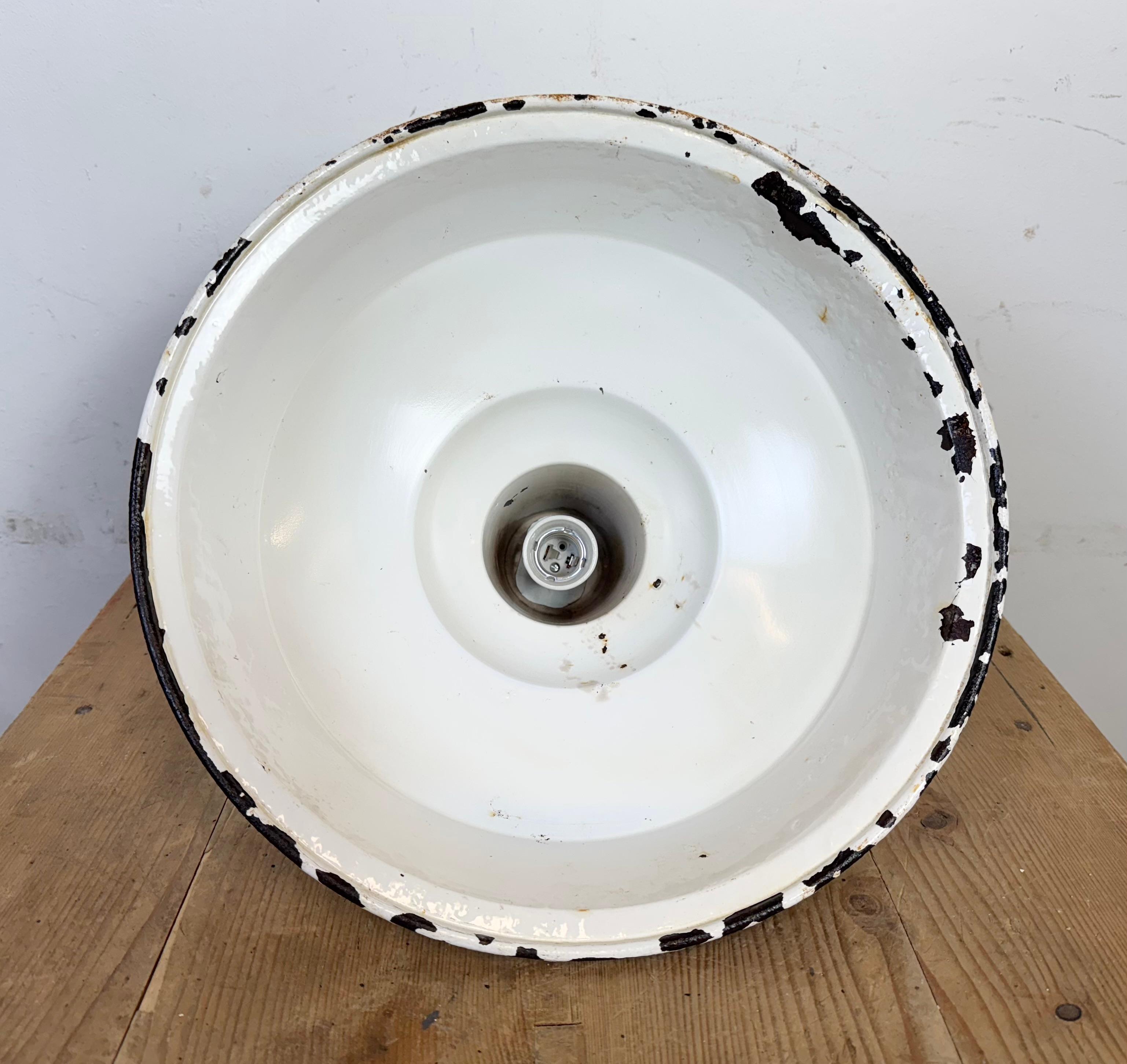 Lampada a sospensione industriale britannica a smalto bianco di Benjamin, anni '60 in vendita 12