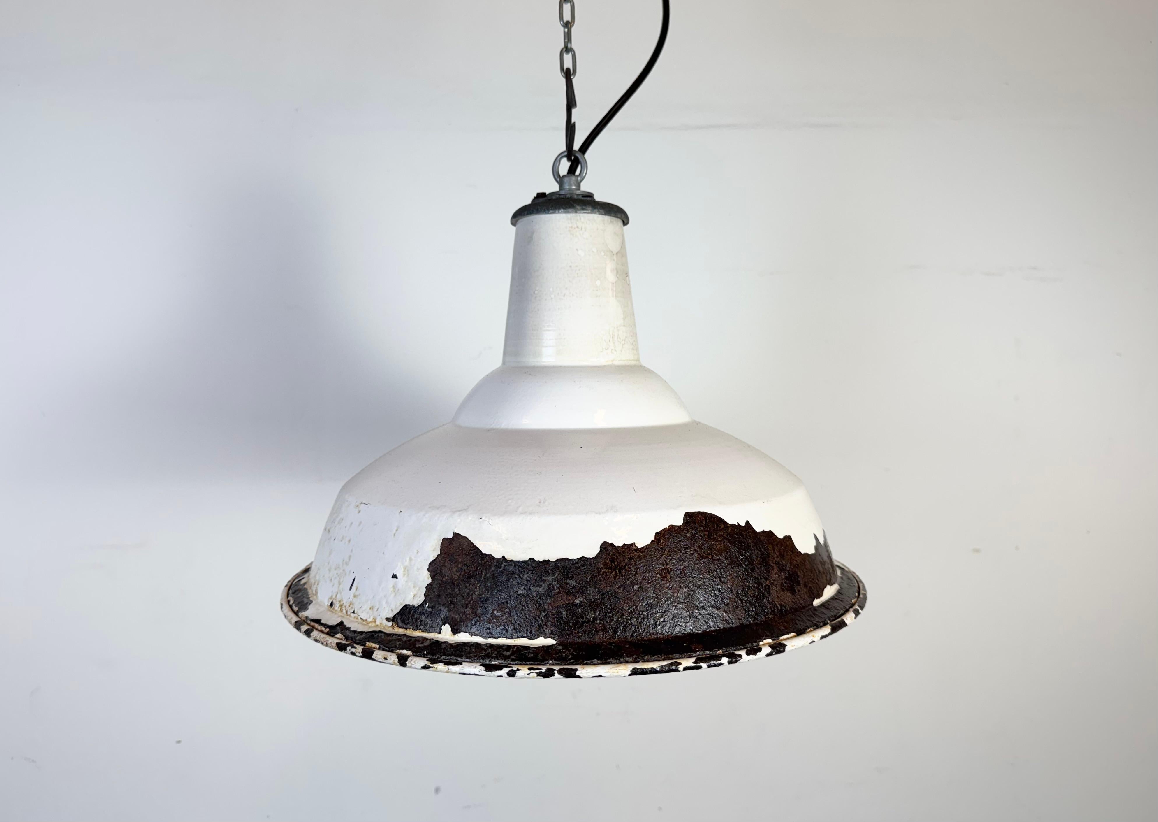 Lampada a sospensione industriale di fabbrica in smalto bianco realizzata da Benjamin  nel Regno Unito durante gli anni '60. Smalto bianco all'interno del paralume. Top in ferro. L'attacco richiede lampadine standard E27/ E26. Un nuovo cavo. Il peso