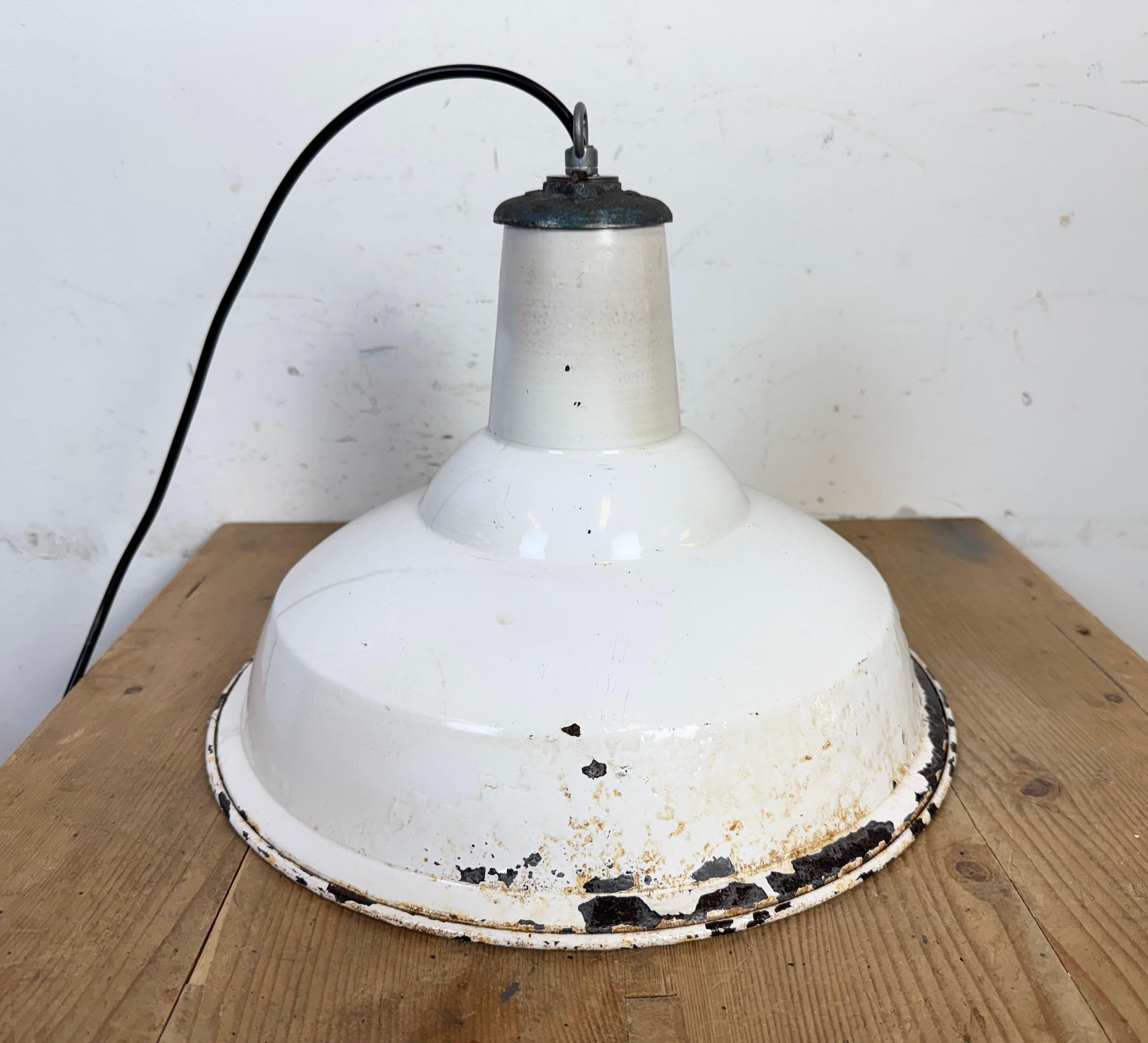 Lampada a sospensione industriale britannica a smalto bianco di Benjamin, anni '60 in vendita 13