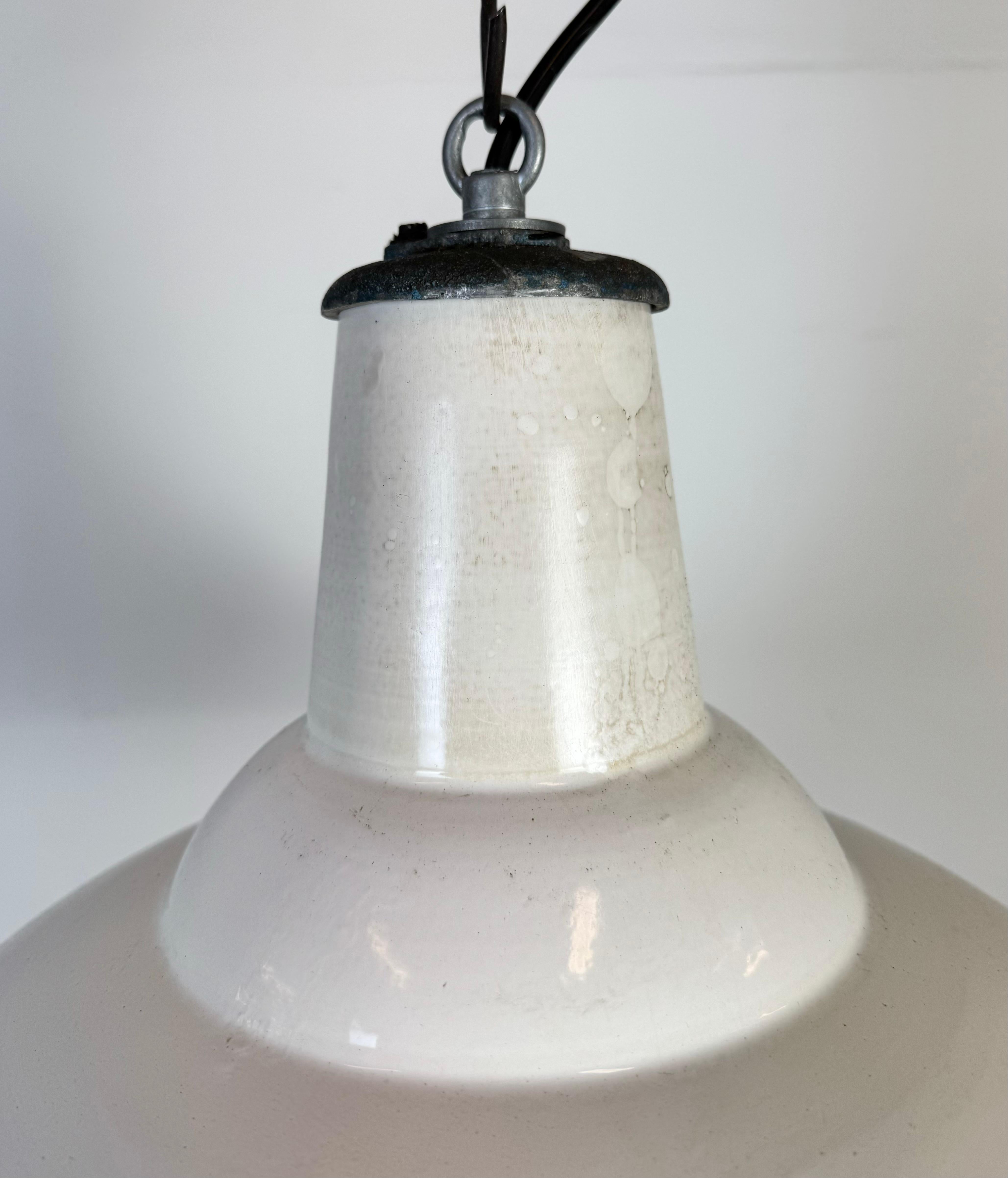 Britannico Lampada a sospensione industriale britannica a smalto bianco di Benjamin, anni '60 in vendita