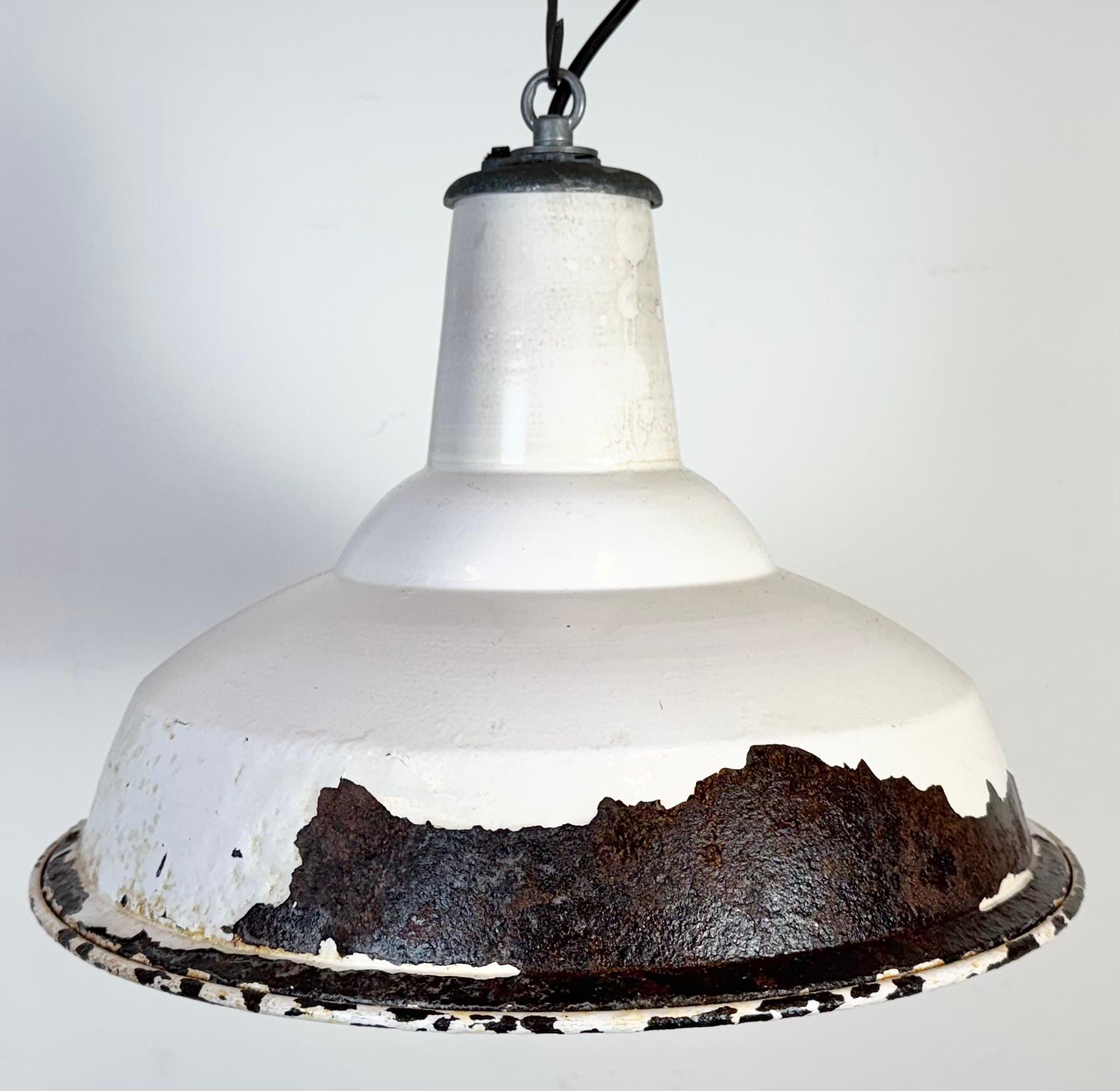 Lampada a sospensione industriale britannica a smalto bianco di Benjamin, anni '60 In condizioni discrete in vendita a Kojetice, CZ