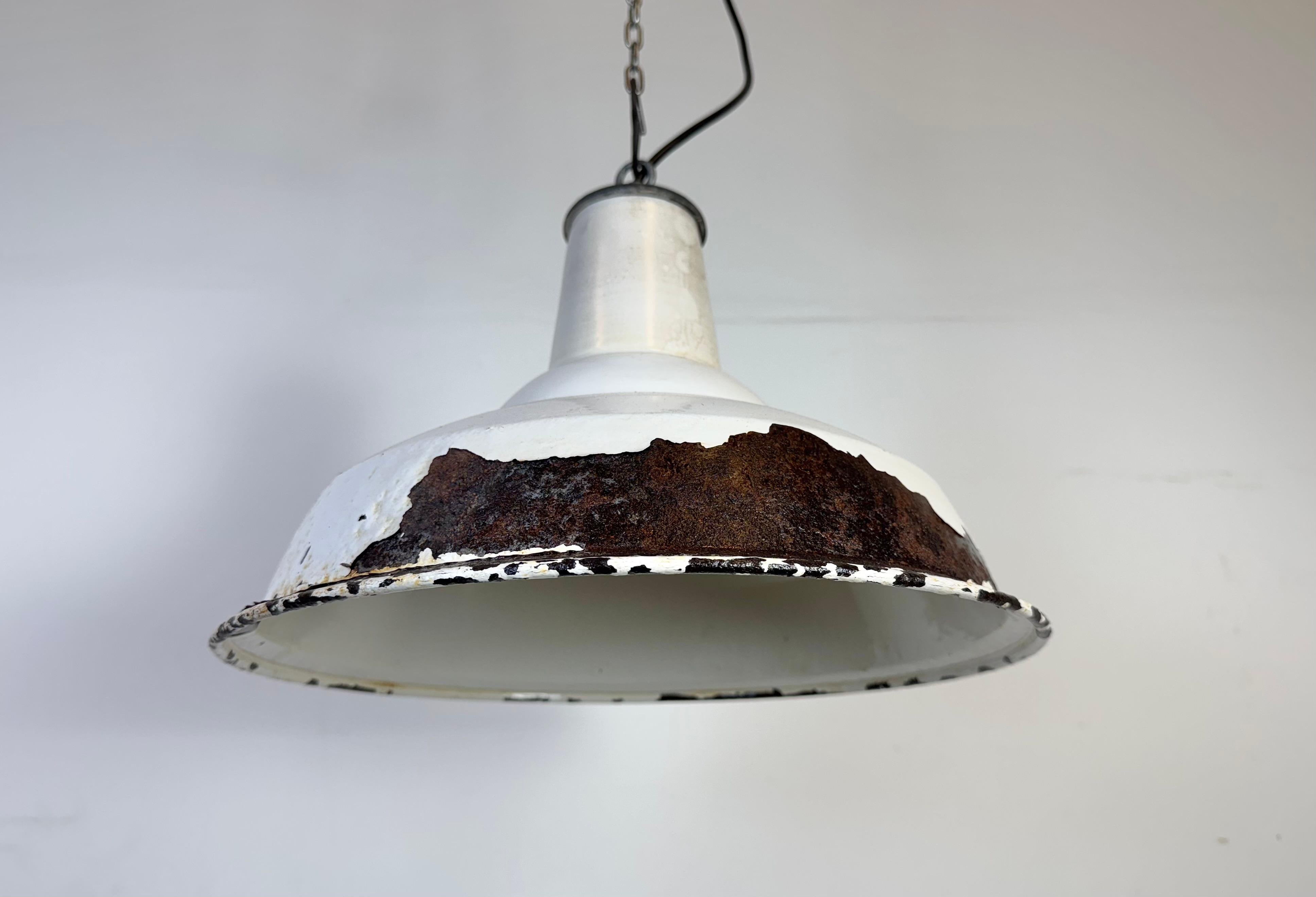 XX secolo Lampada a sospensione industriale britannica a smalto bianco di Benjamin, anni '60 in vendita