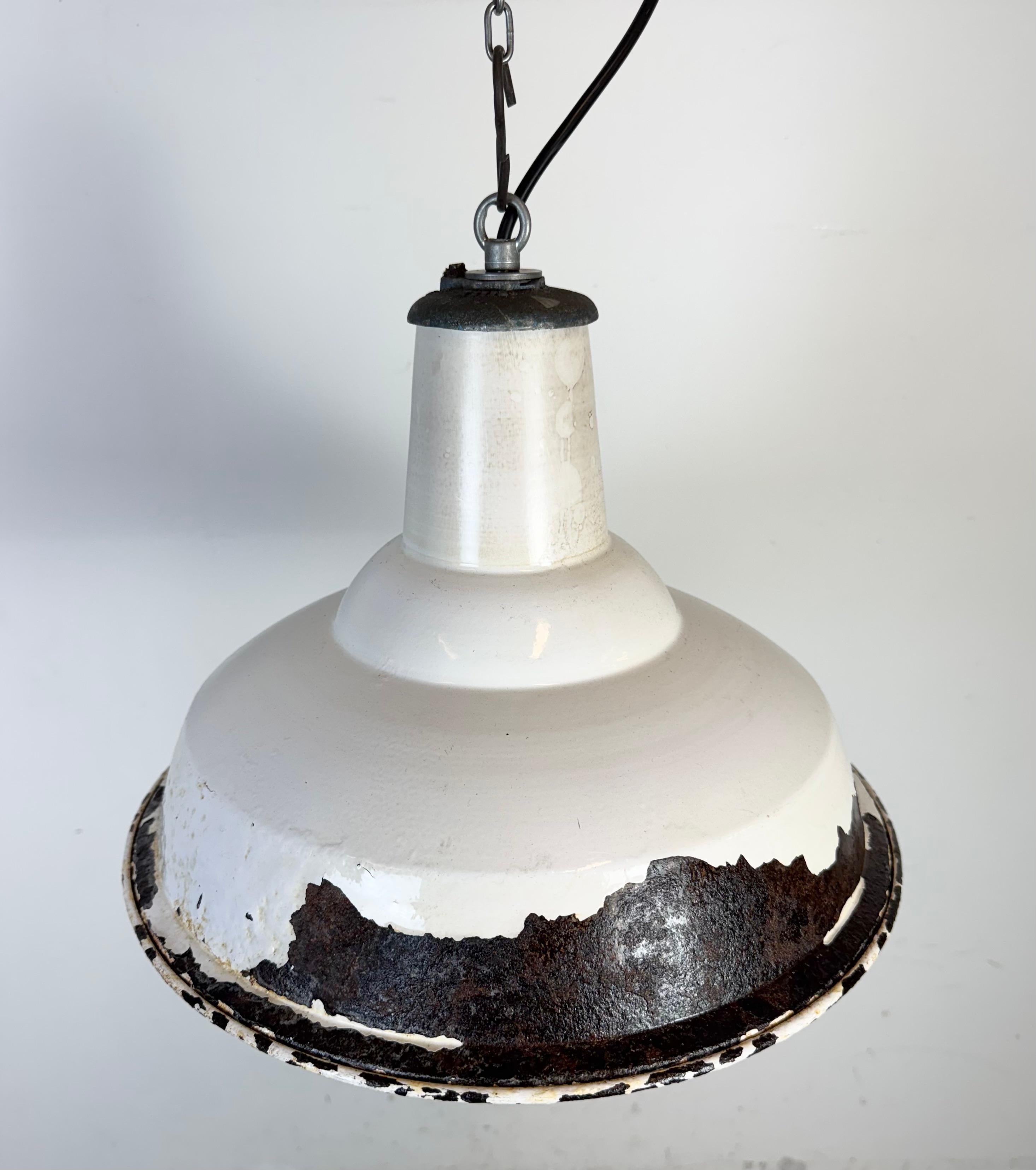 Smalto Lampada a sospensione industriale britannica a smalto bianco di Benjamin, anni '60 in vendita