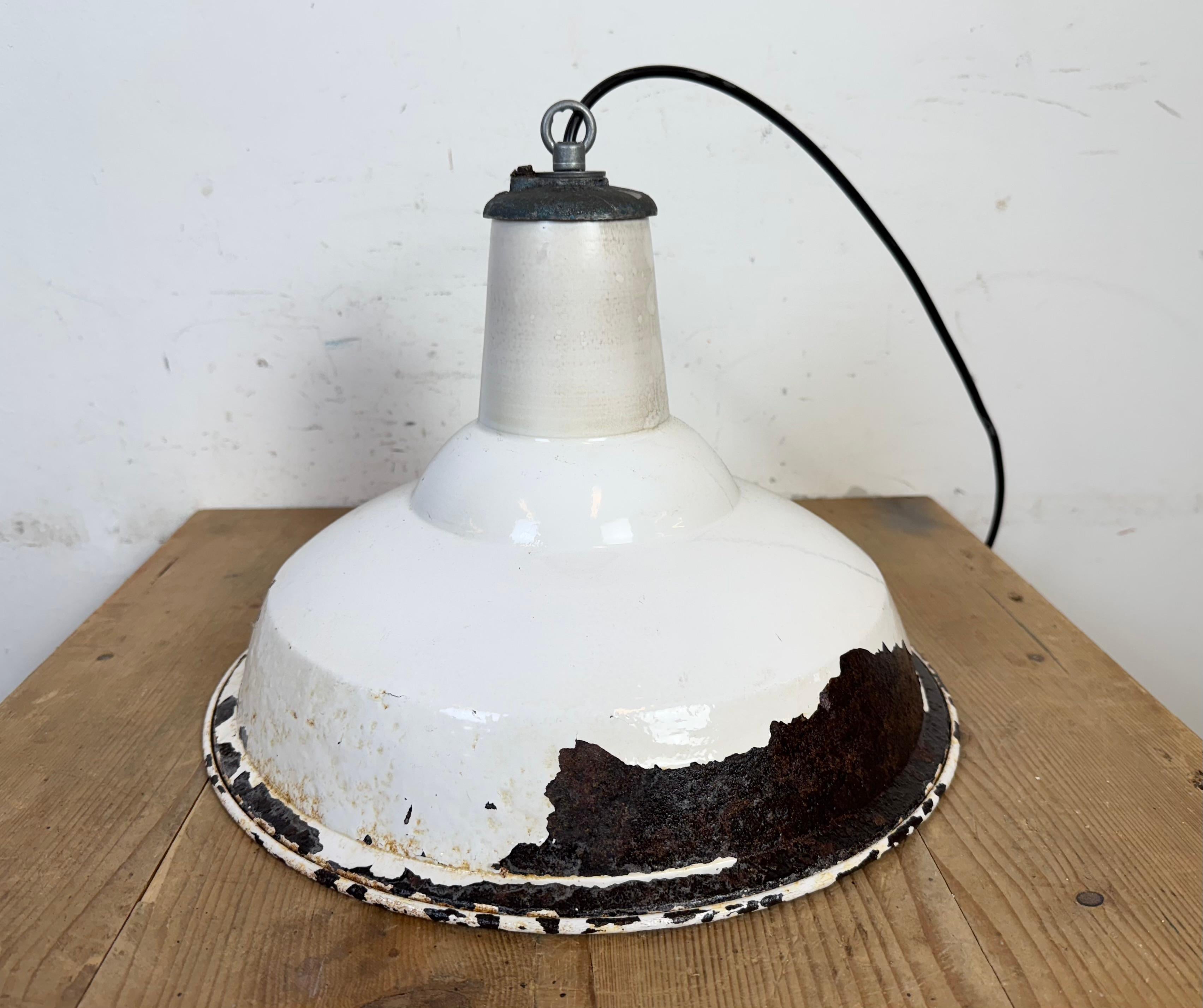 Lampada a sospensione industriale britannica a smalto bianco di Benjamin, anni '60 in vendita 2